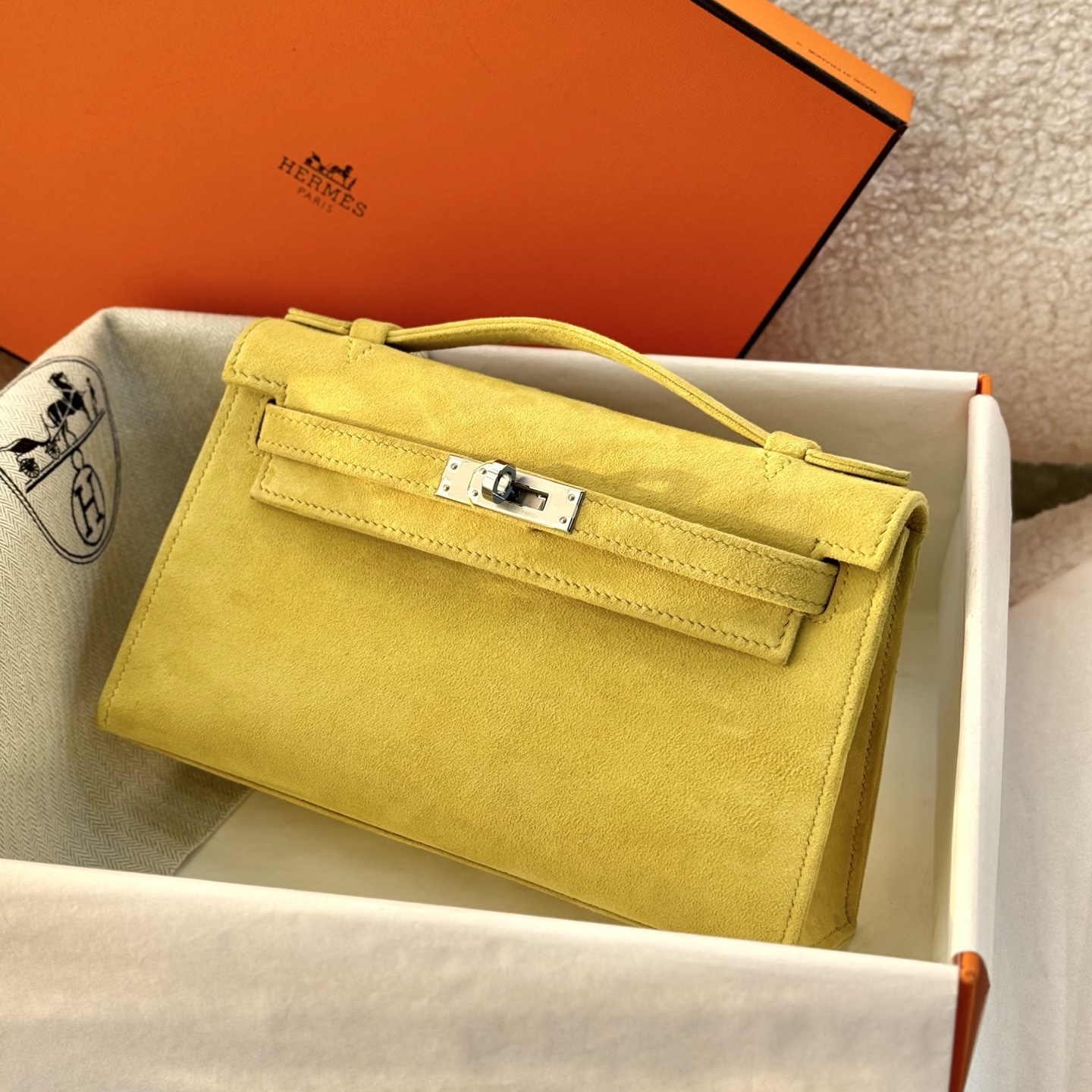 NO:852061,Generation suede lemon yellow silver buckle full hand details real shot spot; Hermes,hermes,chamois leather,Hermes,19860909代 麂皮 柠檬黄 银扣 全手细节 实拍 现货;,爱马仕,hermes,chamois leather,Hermes,,Bag