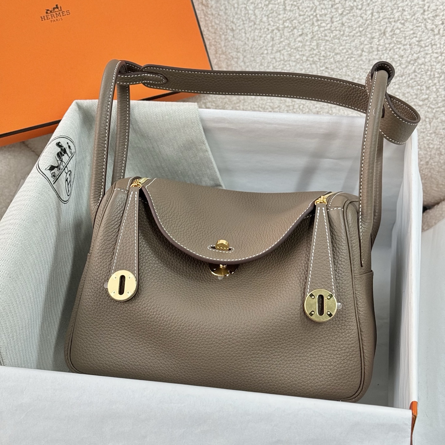 NO:851908,Elephant gray gold buckle, full hand details, real shot, in stock; Hermes,hermes,Hermes,19860909大象灰 金扣 全手细节 实拍 现货；,爱马仕,hermes,Hermes,,Bag