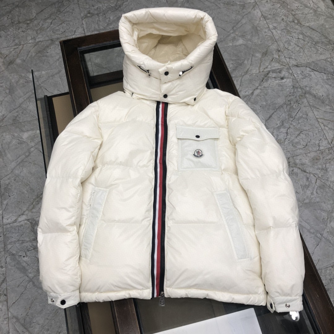 💰440 Moncler1623款 蒙口男款羽绒服大货开启👏👏亚洲蒙口专柜有售 手袖配带防风松紧设计 个性双拉链 内里双层内胆 保证了衣服的保暖性和不跑绒 辅料细节五金全部到位✅✅
颜色:黑色 白色 军绿色 宝蓝色 银灰色
码数:123456