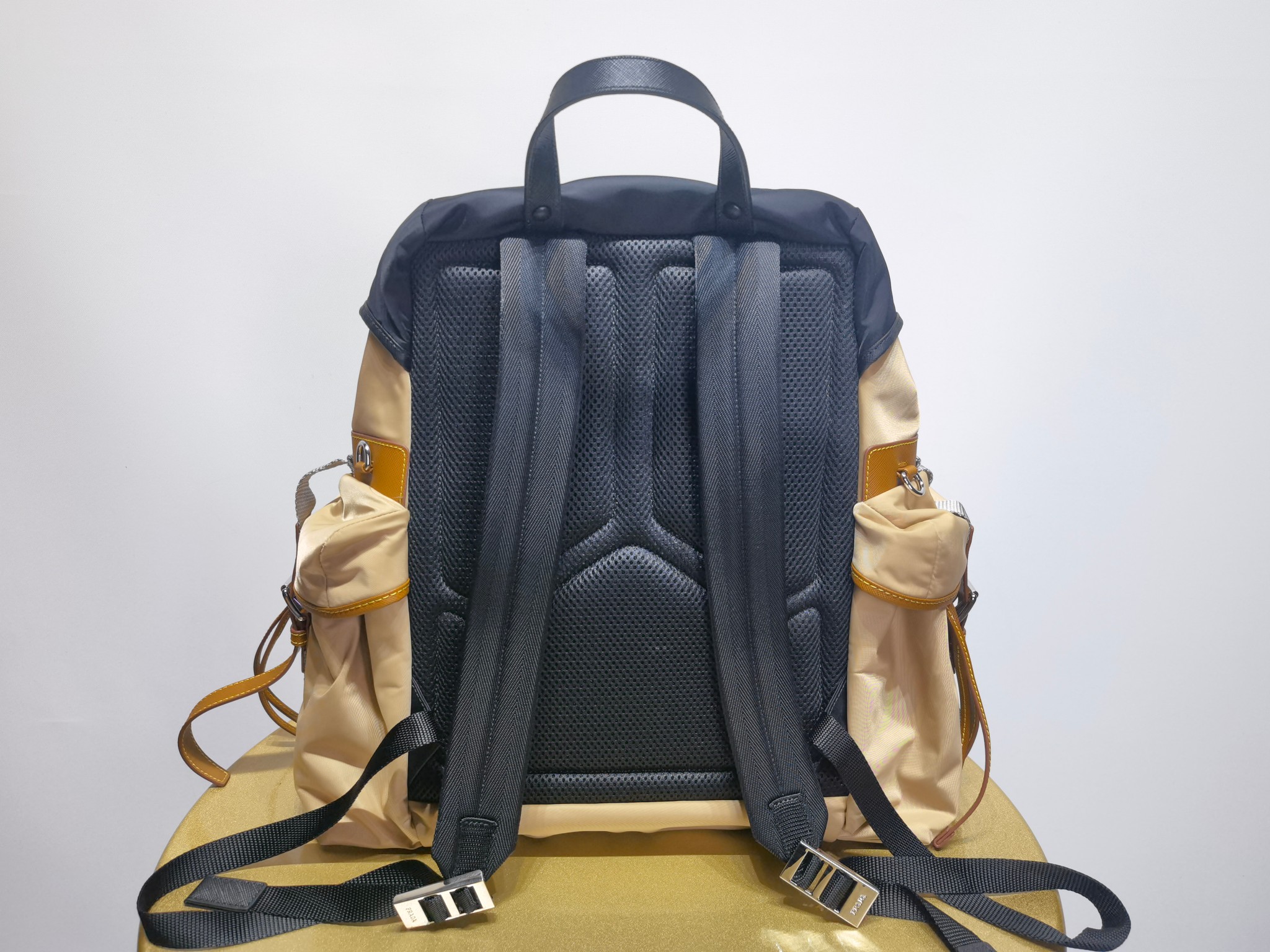Рюкзак Prada из нейлона и кожи саффьяно
