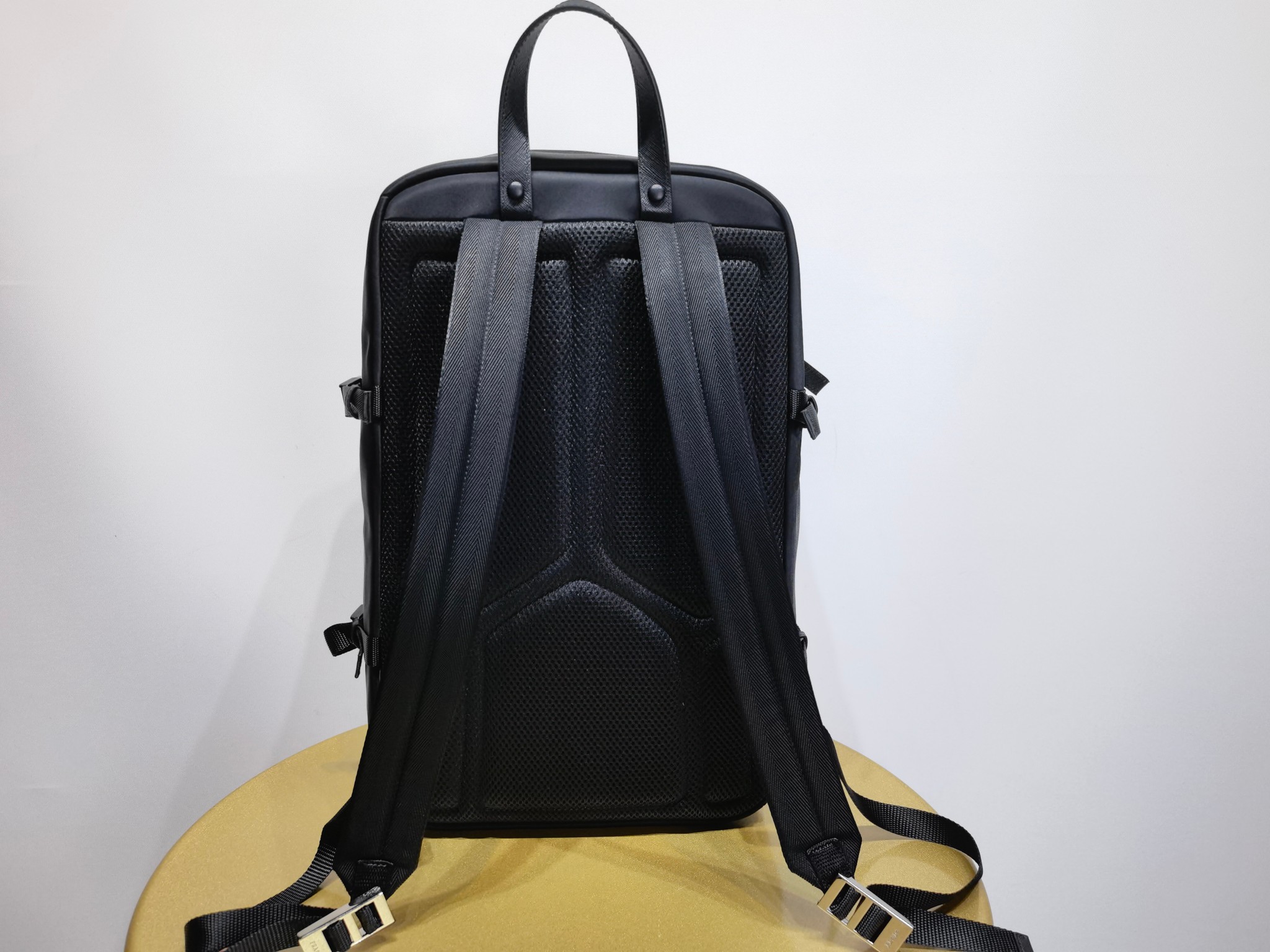 Рюкзак Prada черный
