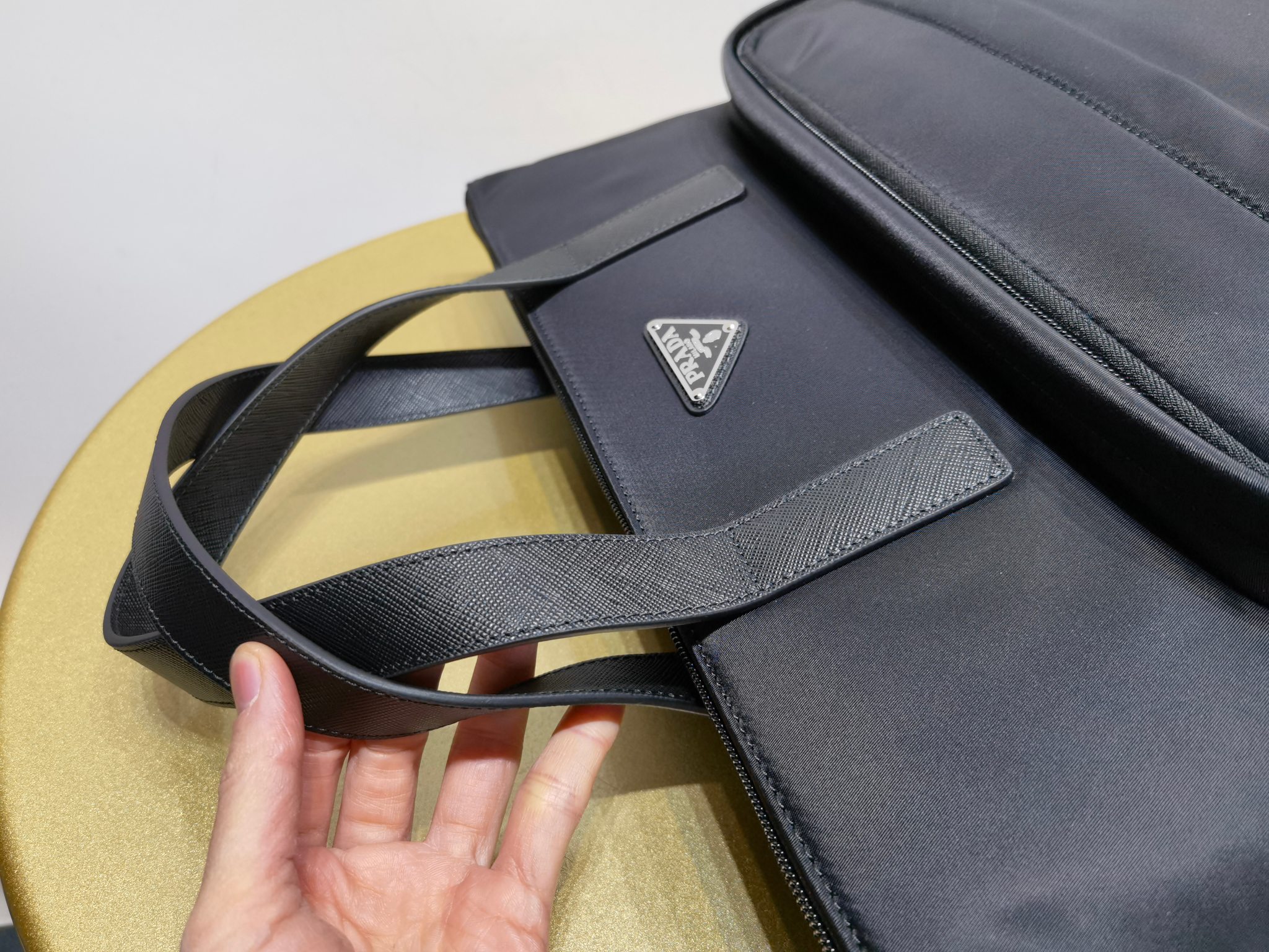 Сумка мужская Prada из Re-Nylon с кожаными вставками