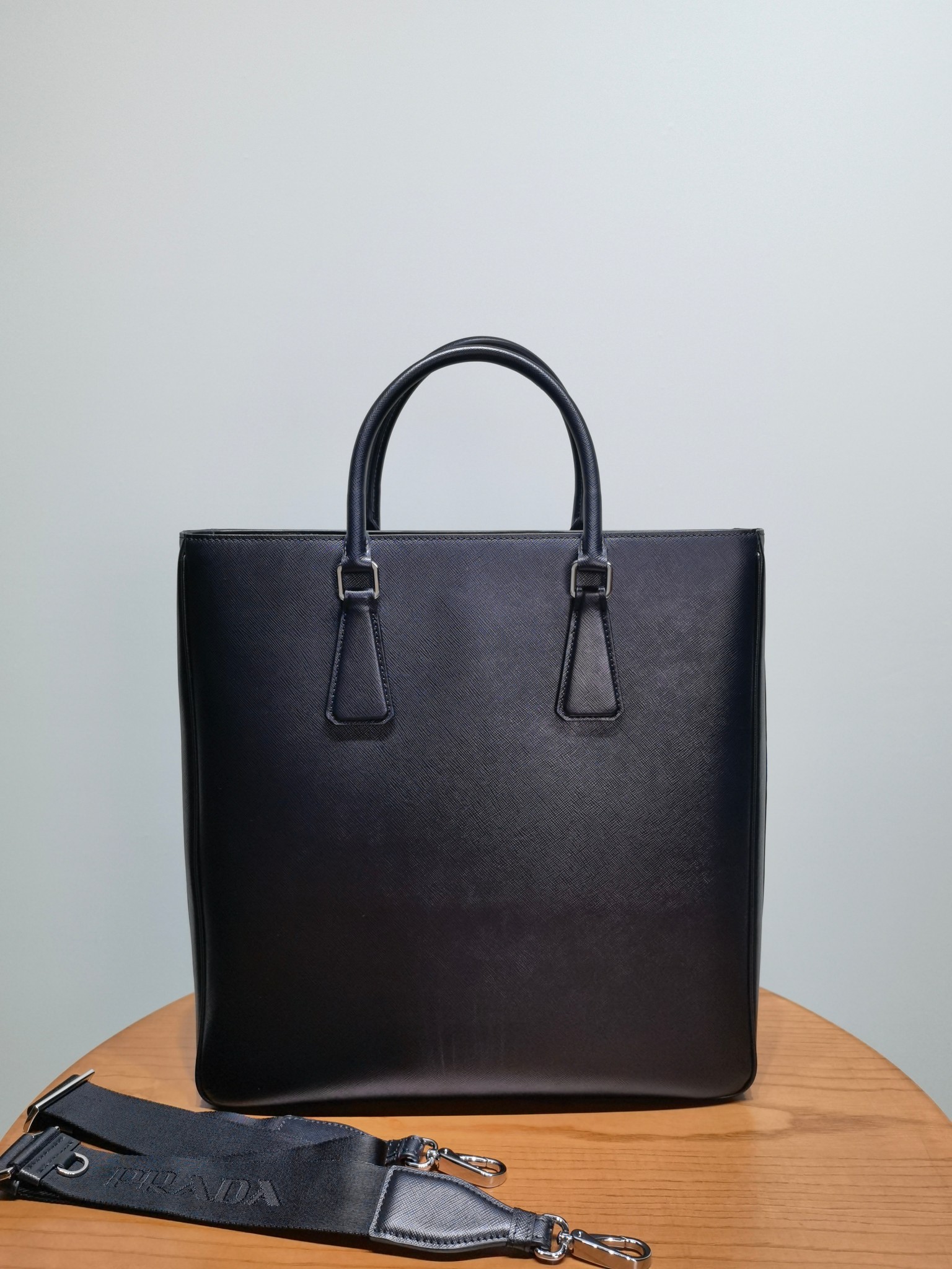 Деловая сумка Prada Saffiano черного цвета