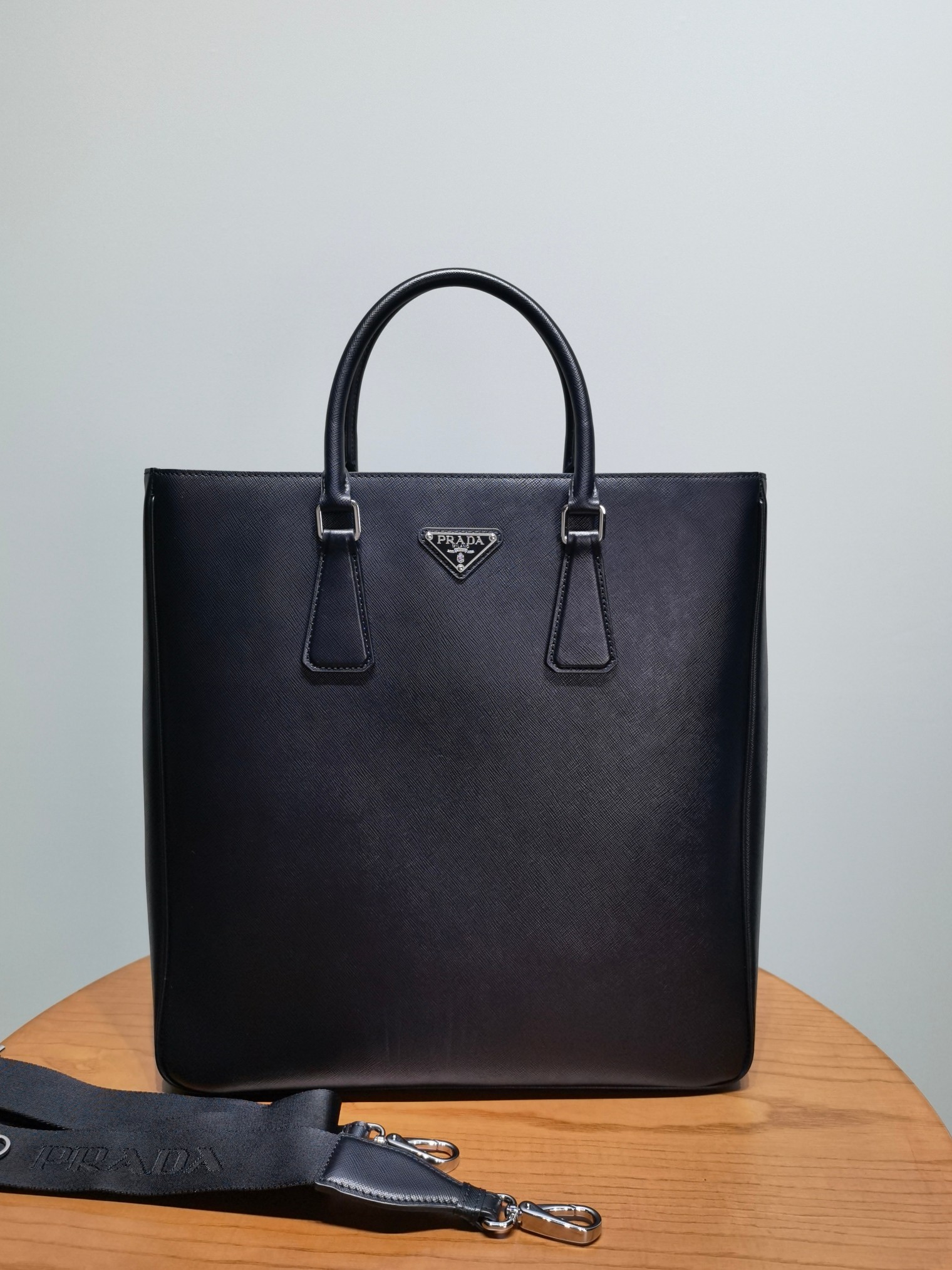 Деловая сумка Prada Saffiano черного цвета