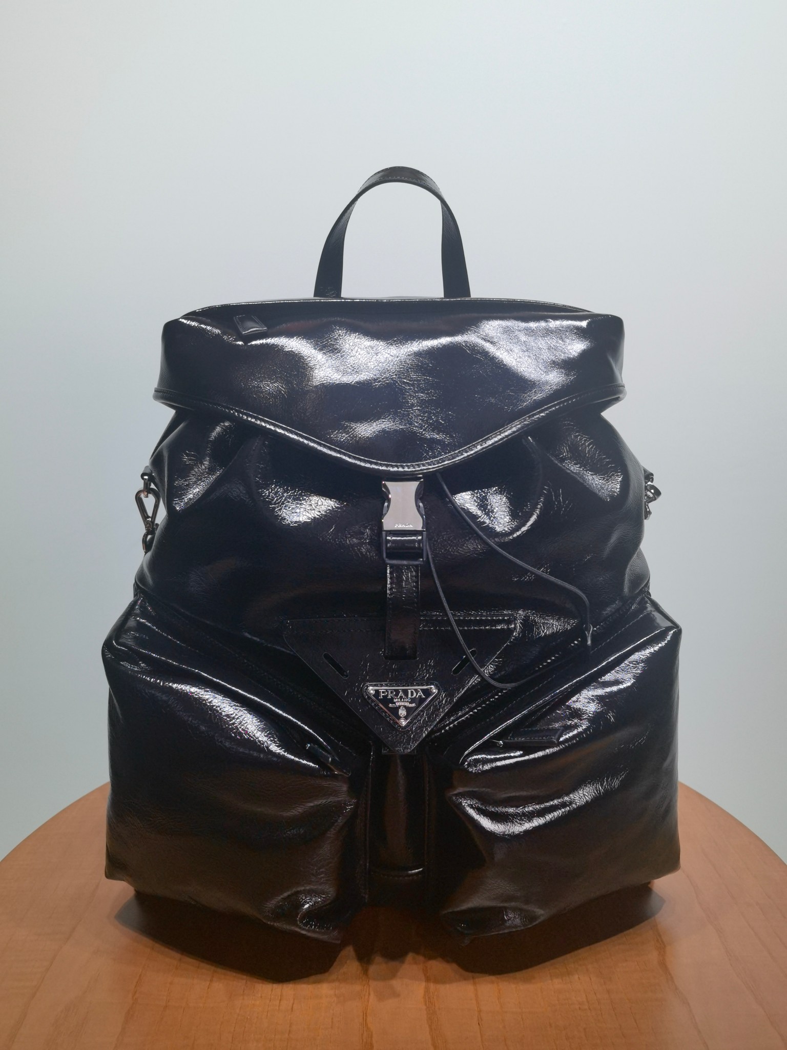 Рюкзак Prada из натуральной кожи с металлическим логотипом