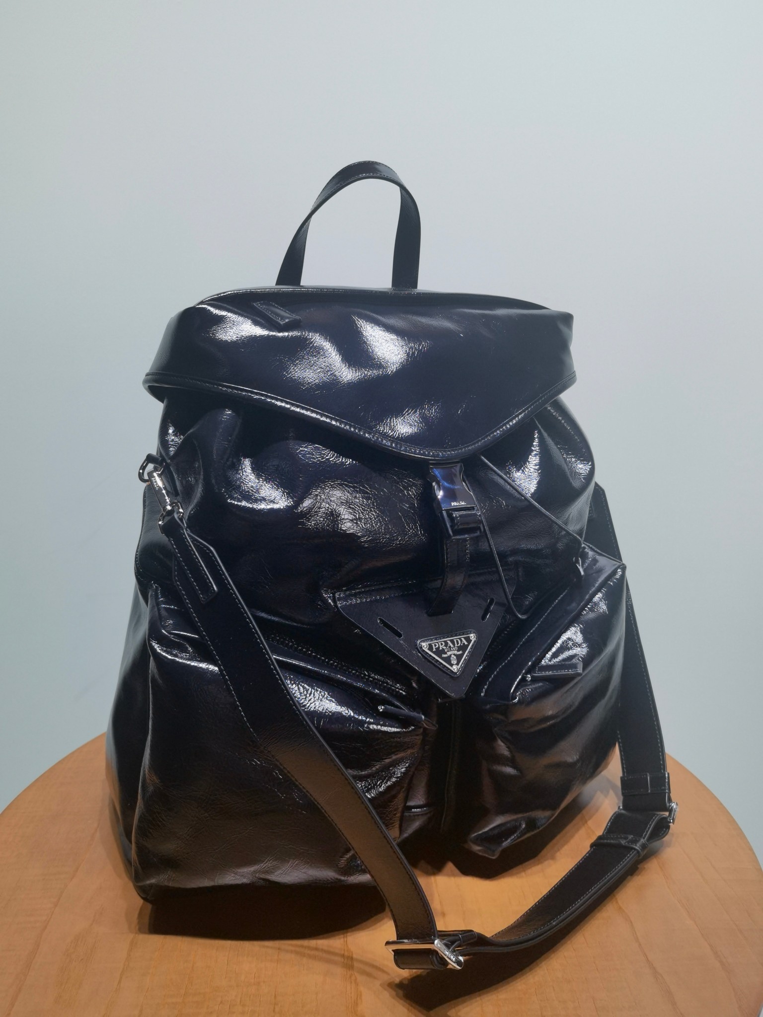 Рюкзак Prada из натуральной кожи с металлическим логотипом