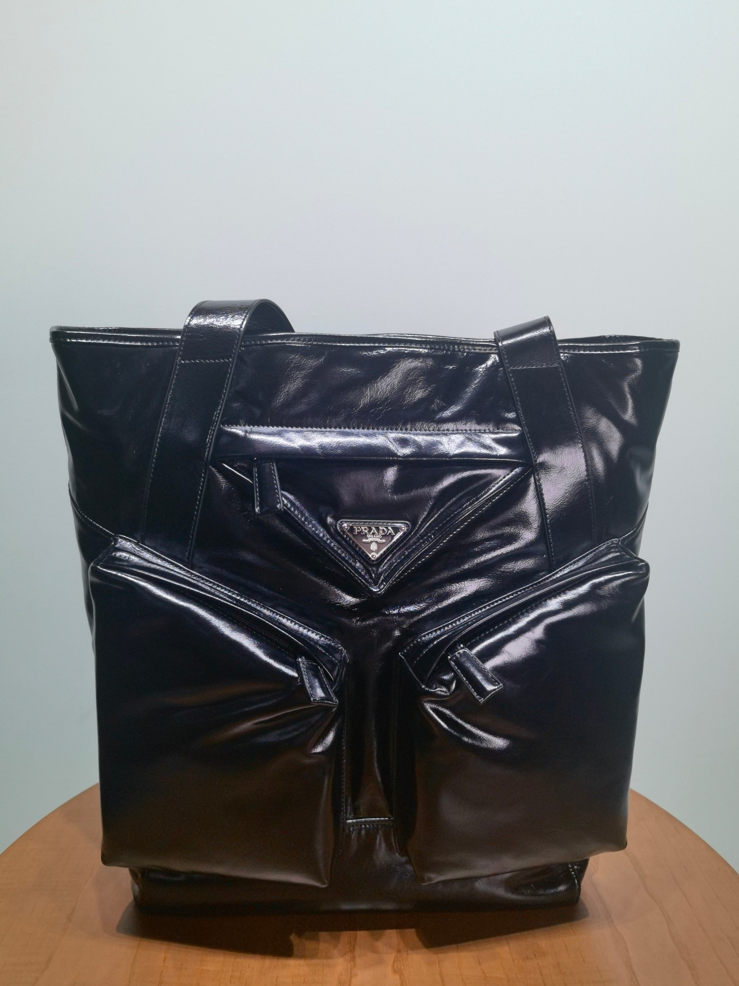 Чёрная сумка Prada из оiled leather