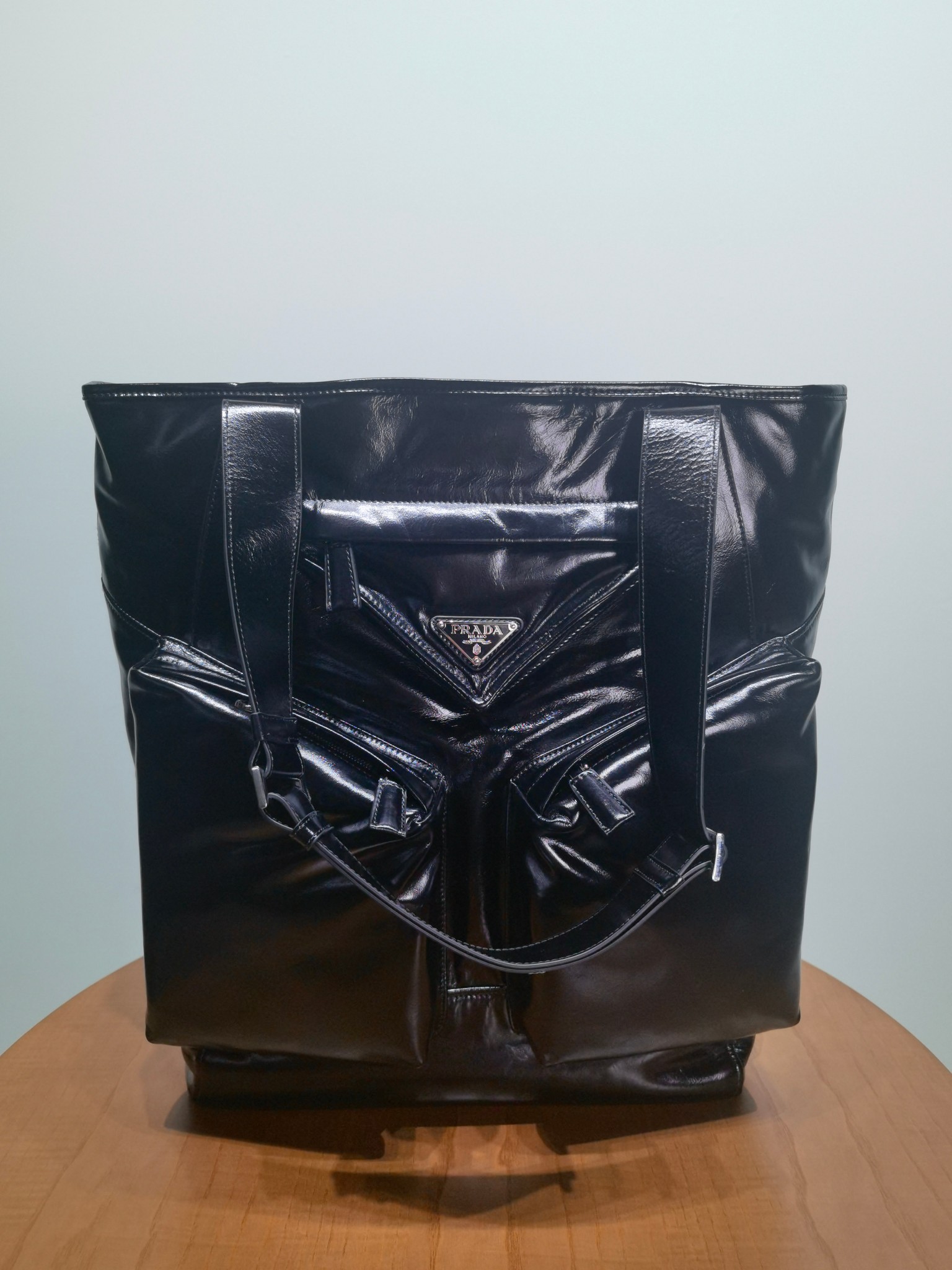 Чёрная сумка Prada из оiled leather