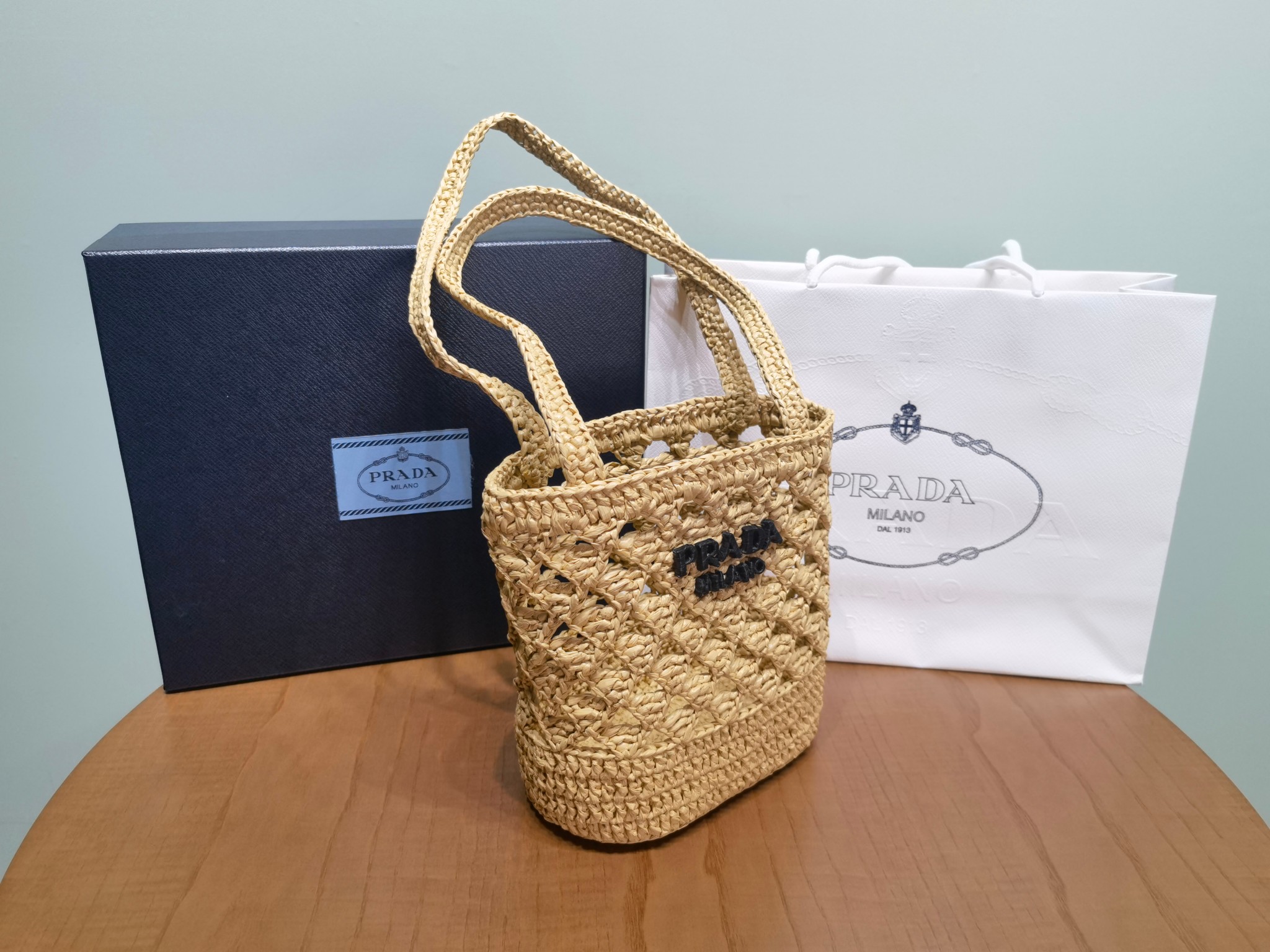 Сумка Prada из ротанга с логотипом