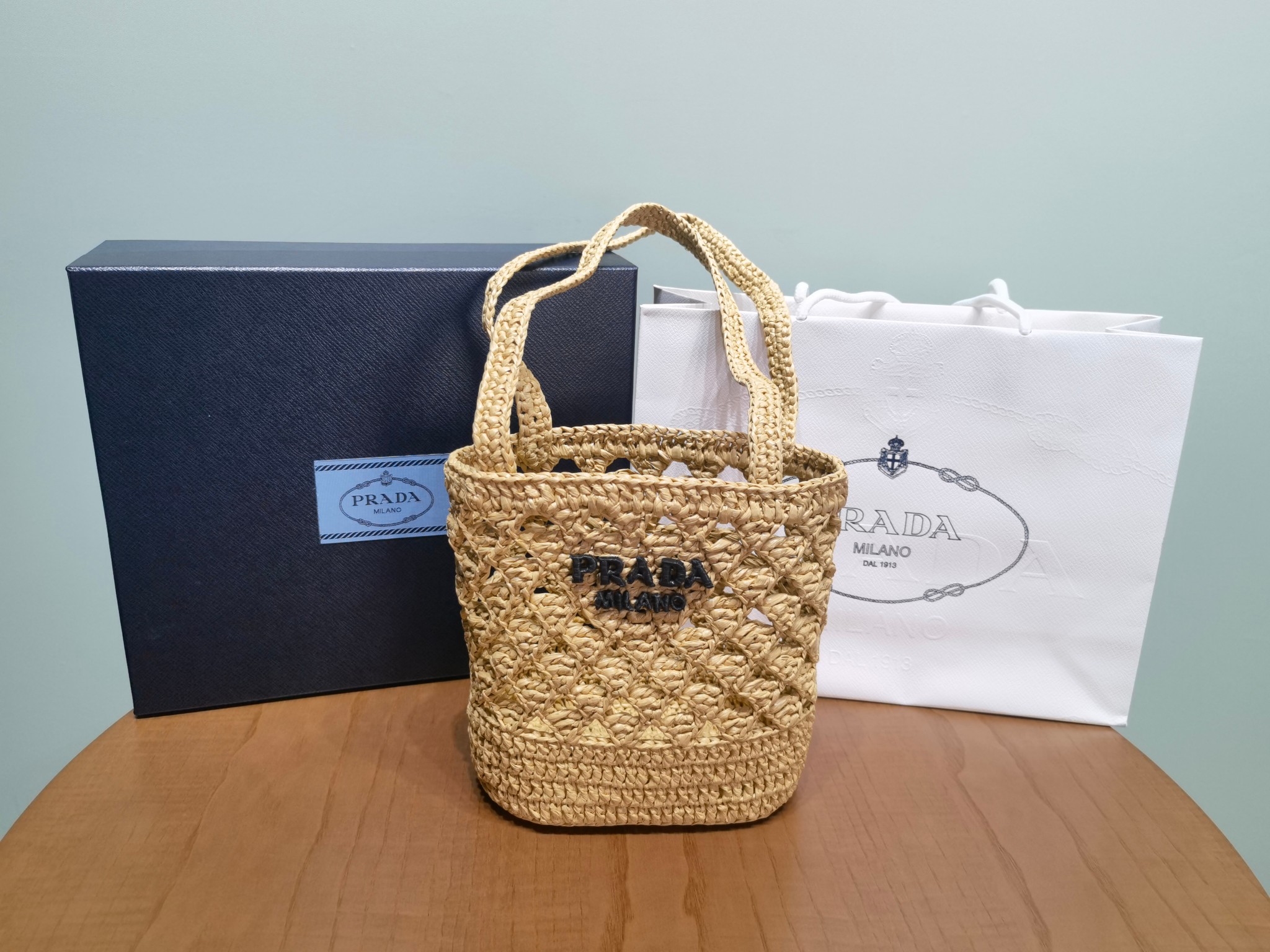 Сумка Prada из ротанга с логотипом