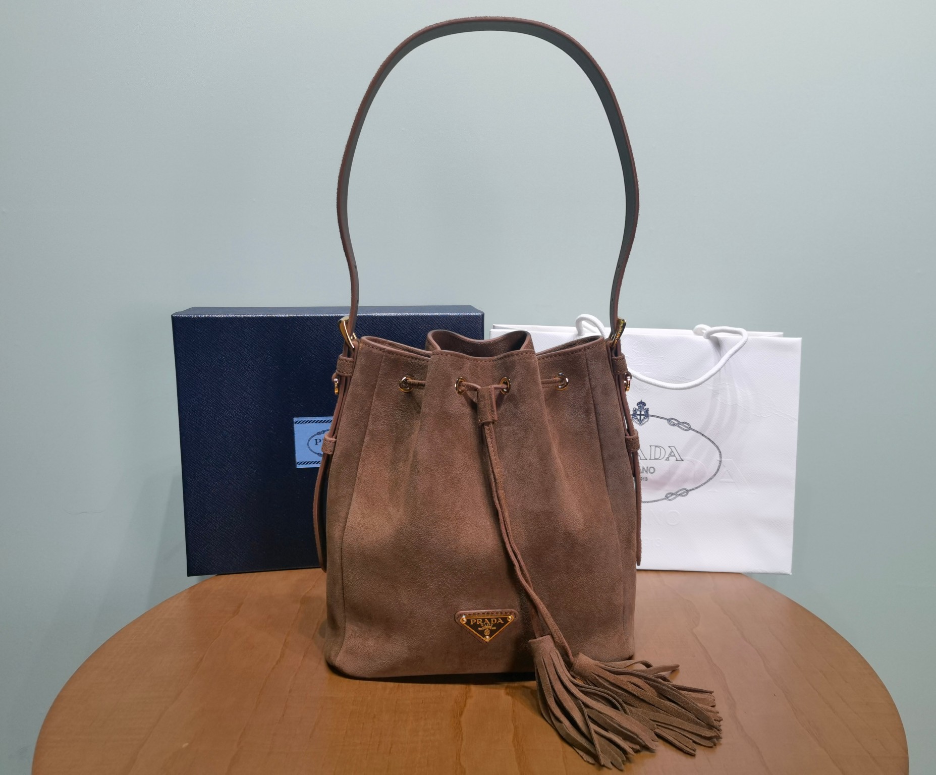 Сумка Prada из замши с бахромой
