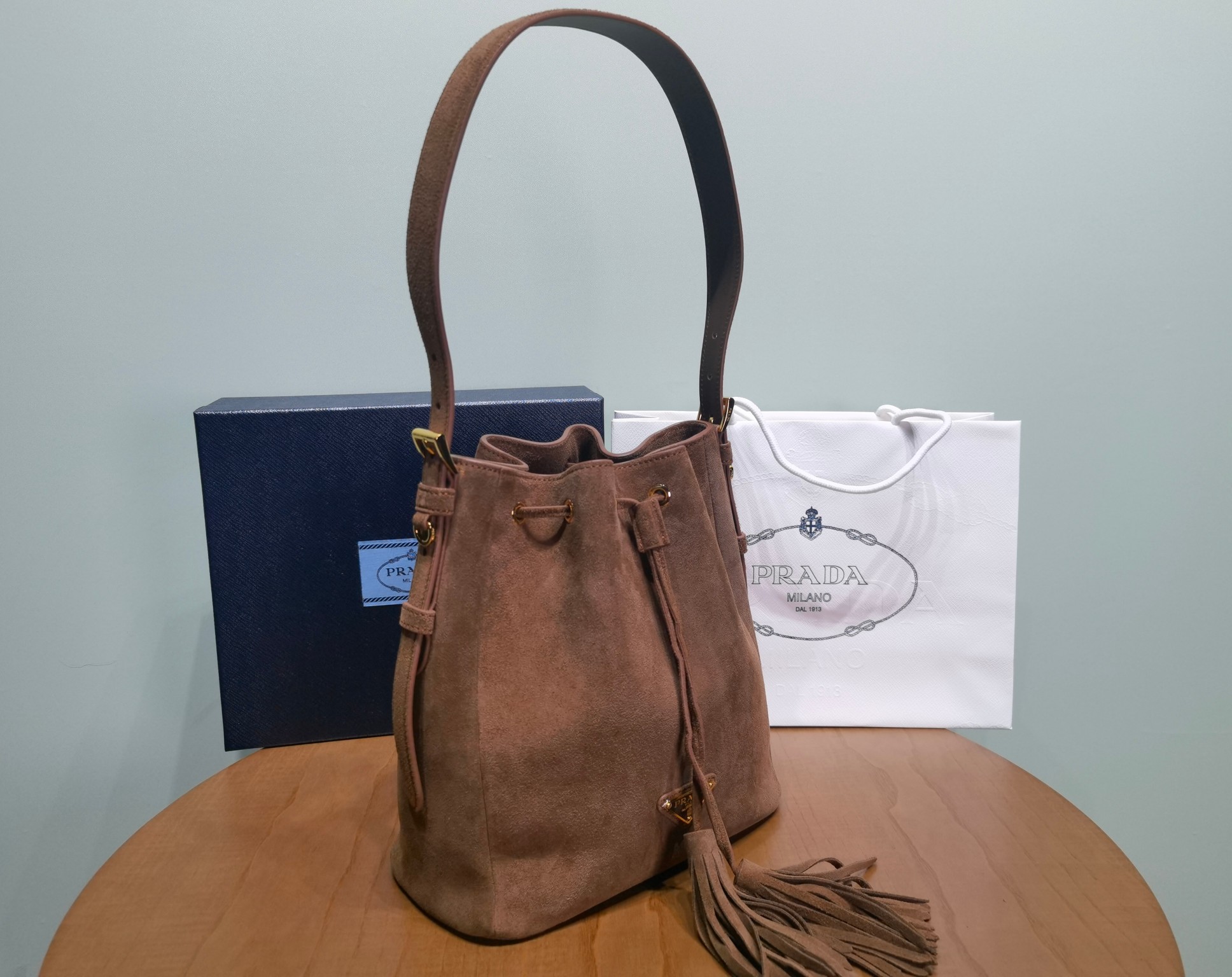 Сумка Prada из замши с бахромой