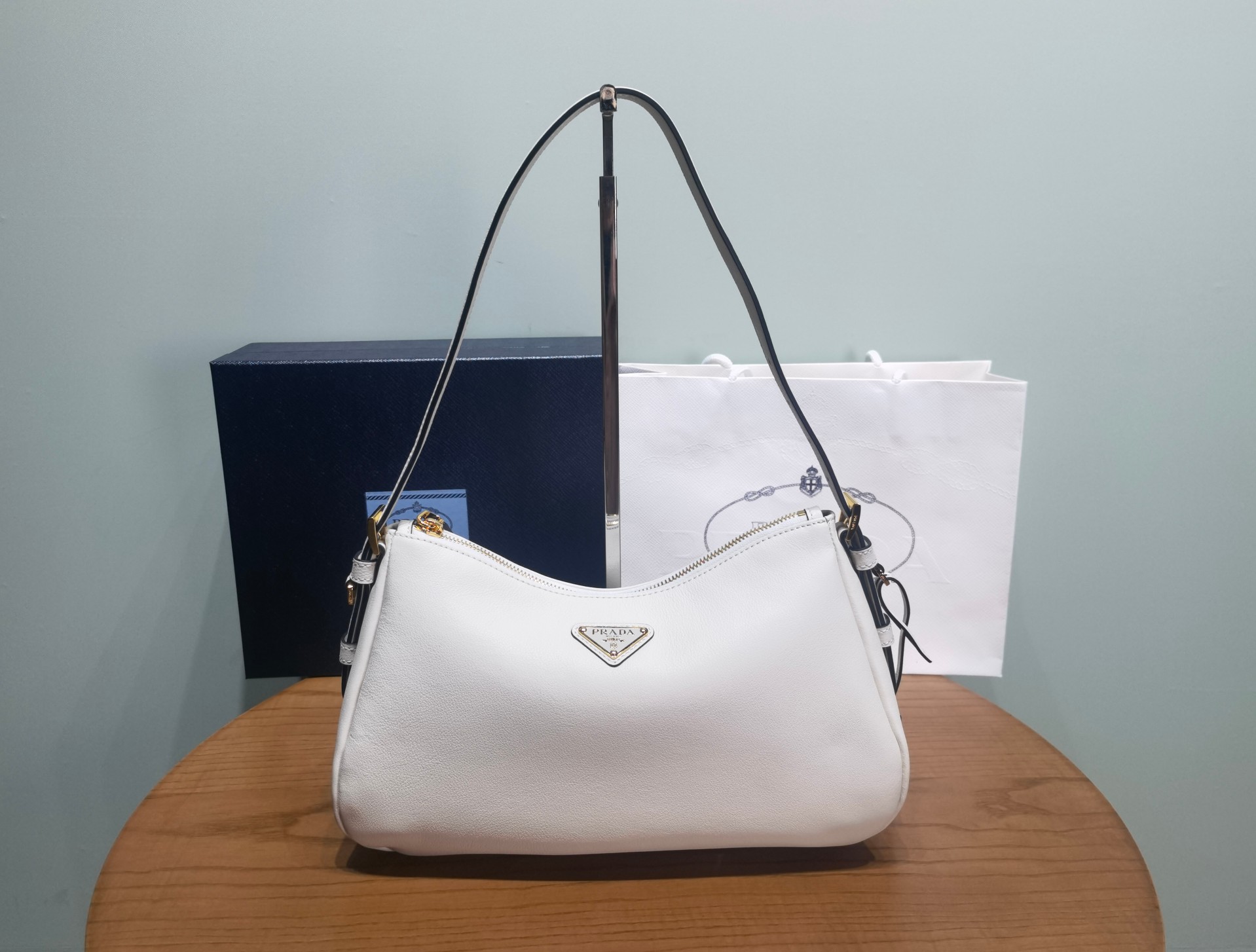 Сумка Prada Aimée белая из зернистой кожи