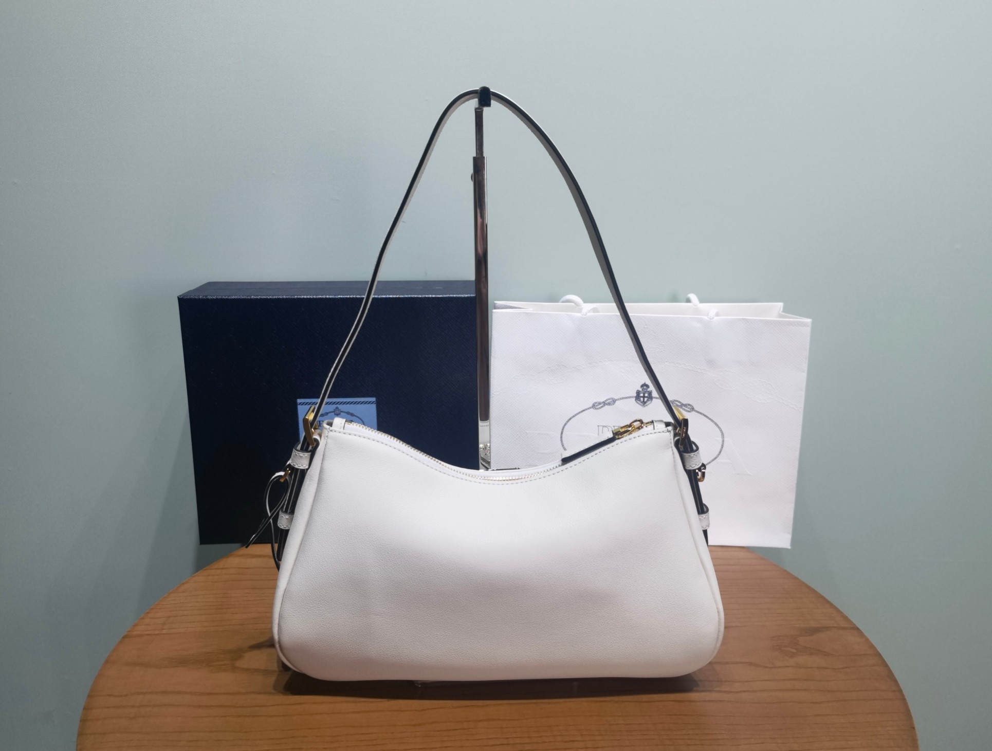 Сумка Prada Aimée белая из зернистой кожи