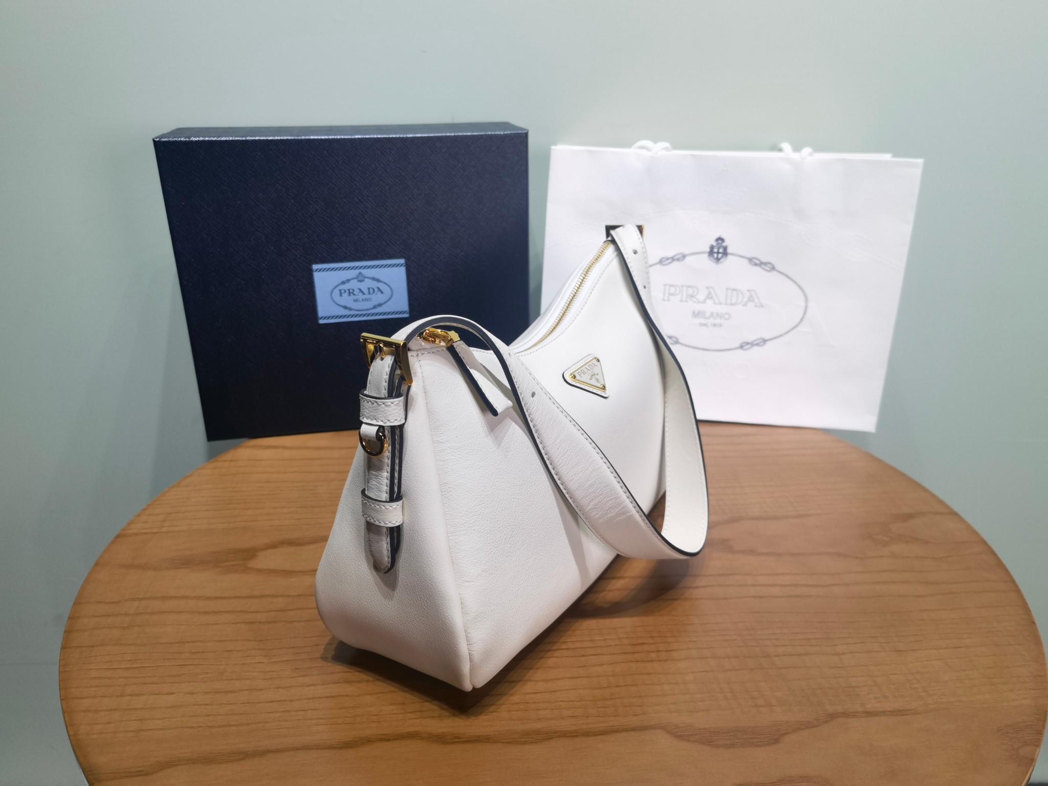 Сумка Prada Aimée белая из зернистой кожи