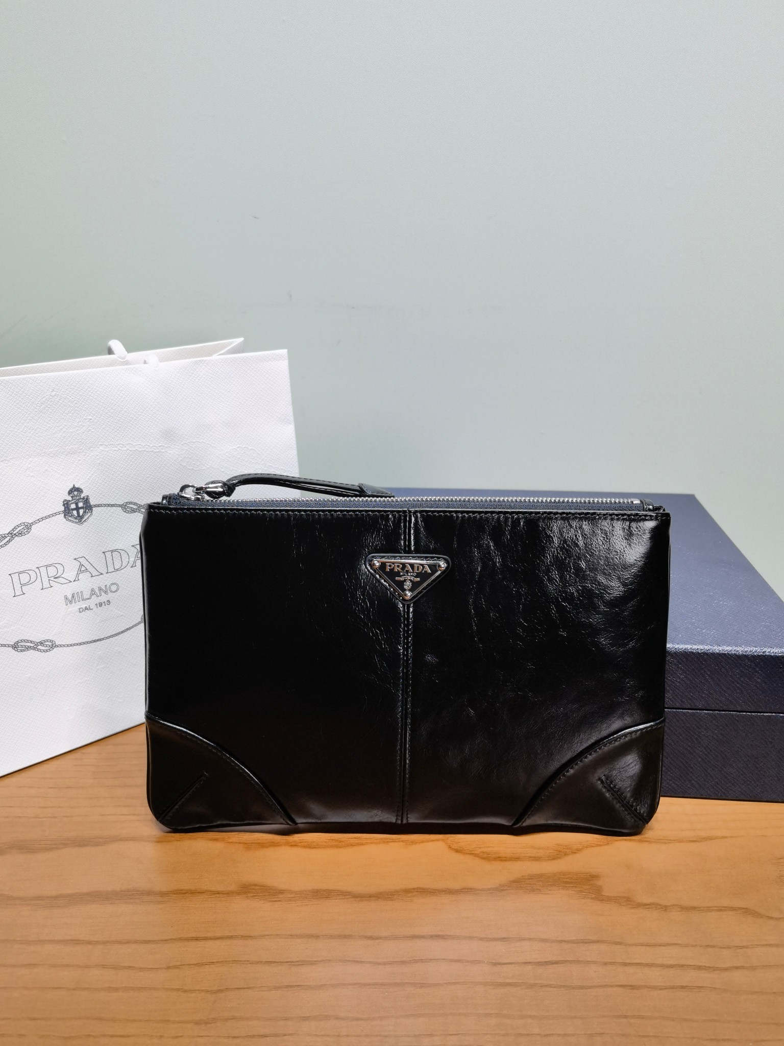 Клатч из масленой кожи, черный Prada