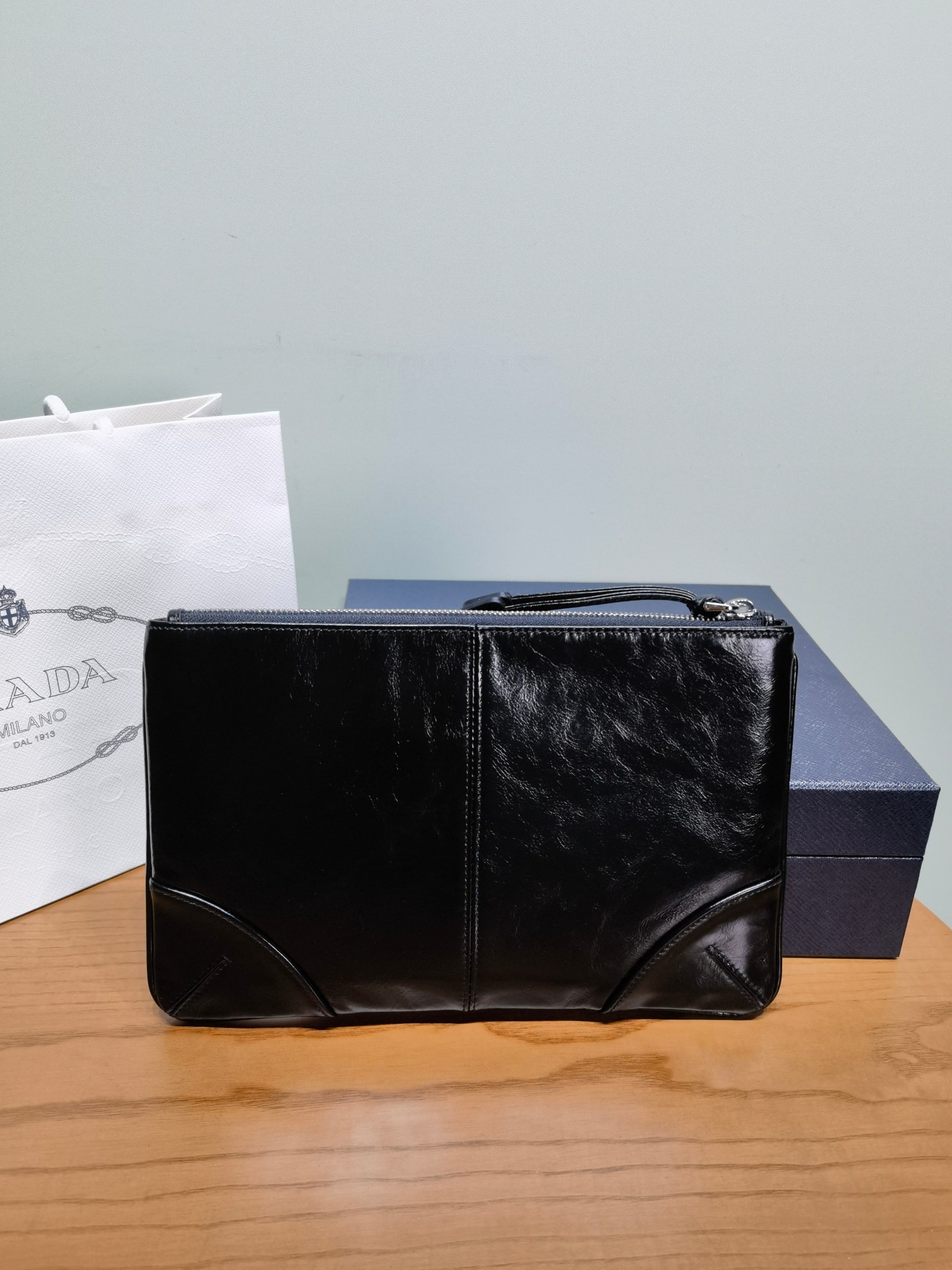 Клатч из масленой кожи, черный Prada