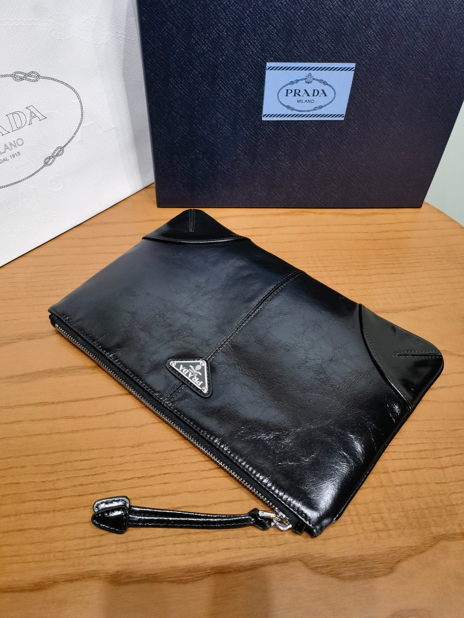Клатч из масленой кожи, черный Prada