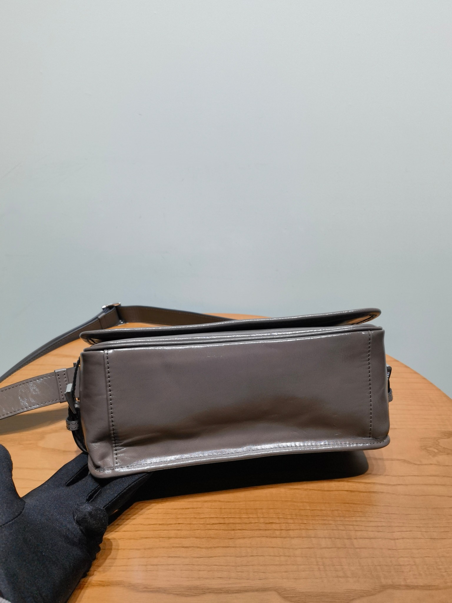 Сумка Prada из оiled leather