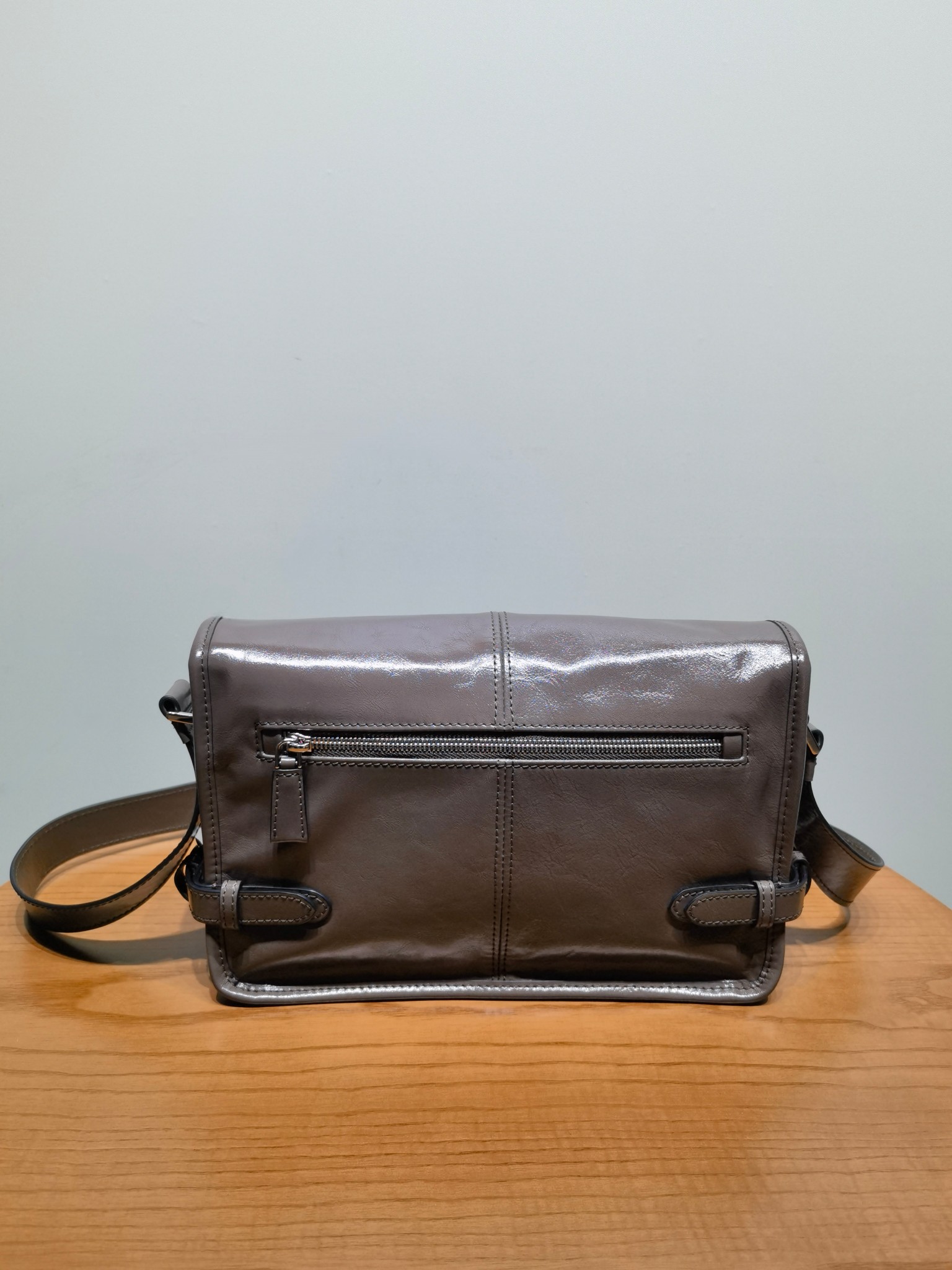 Сумка Prada из оiled leather