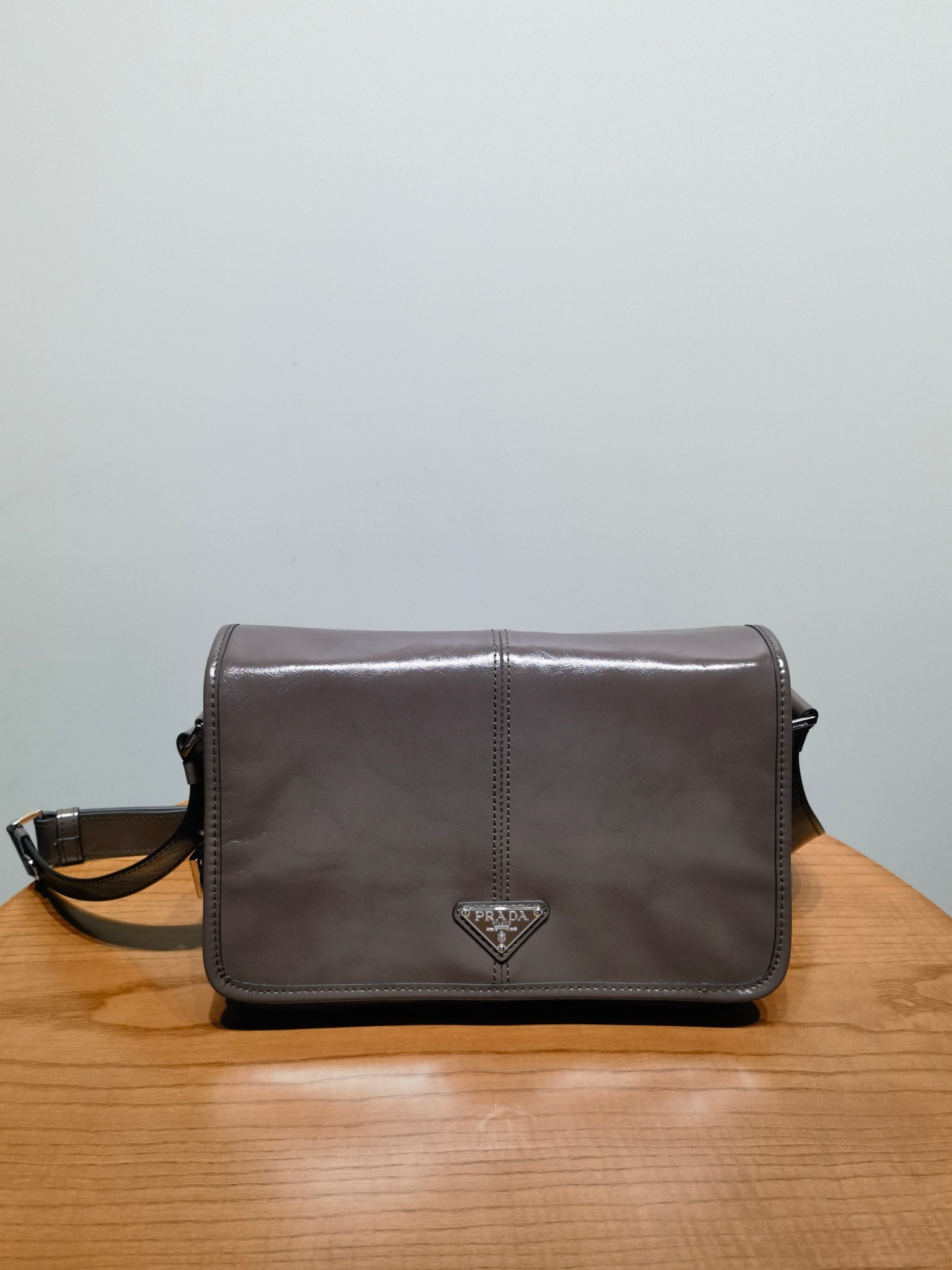 Сумка Prada из оiled leather