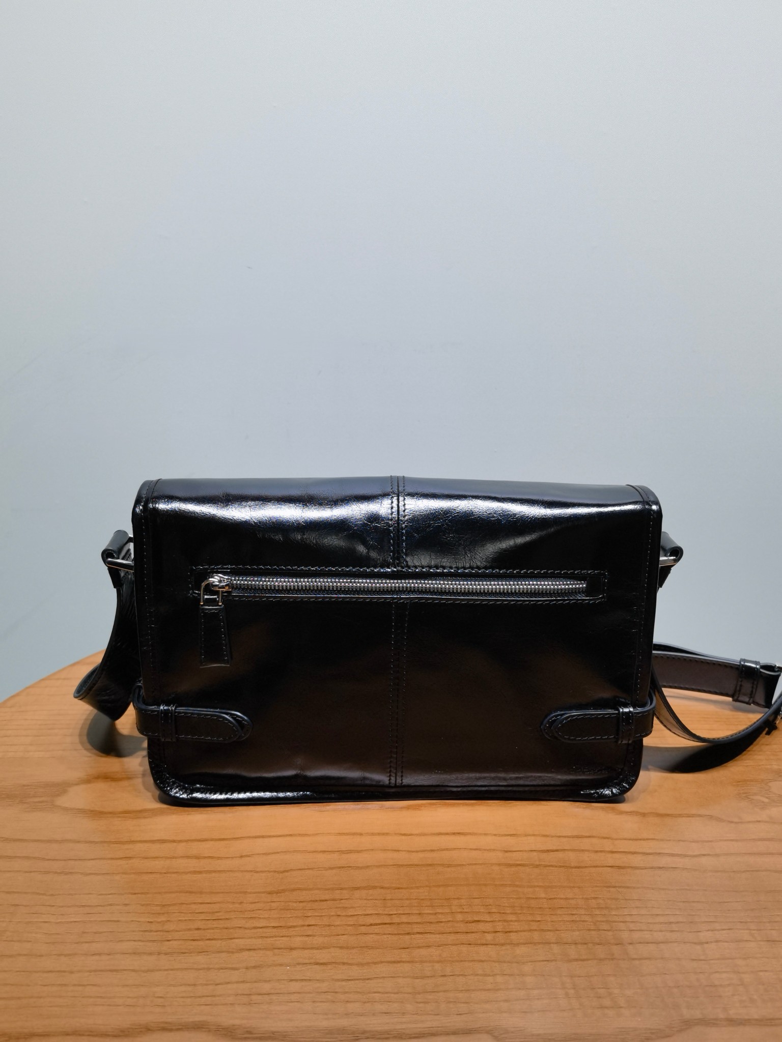 Черная кожаная сумка через плечо Prada