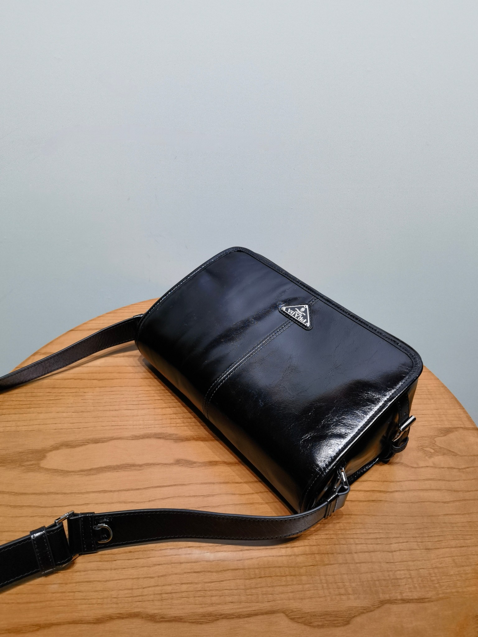 Черная кожаная сумка через плечо Prada