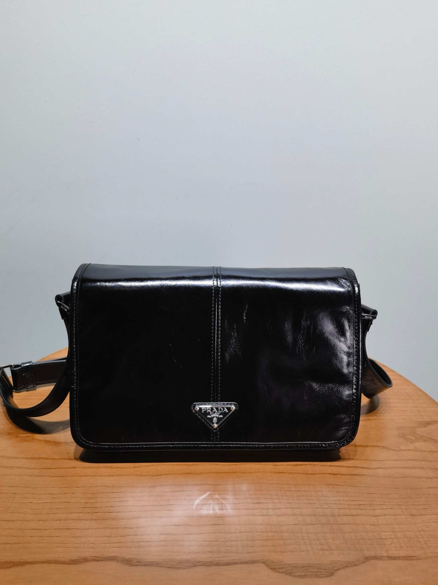 Черная кожаная сумка через плечо Prada