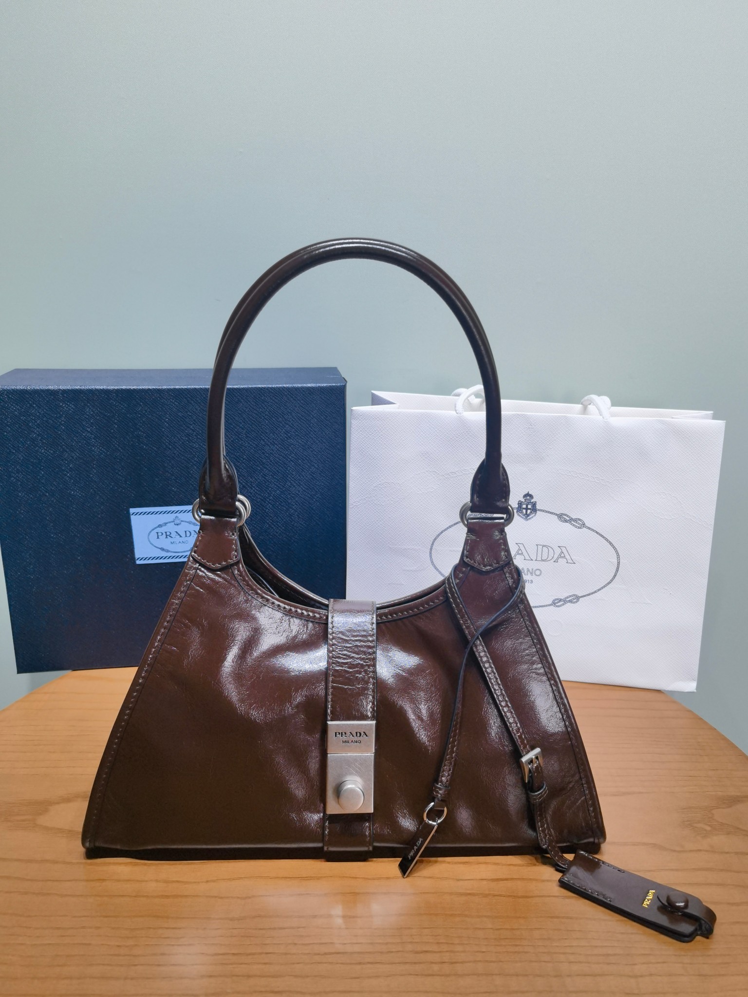 Сумка Prada из оiled leather
