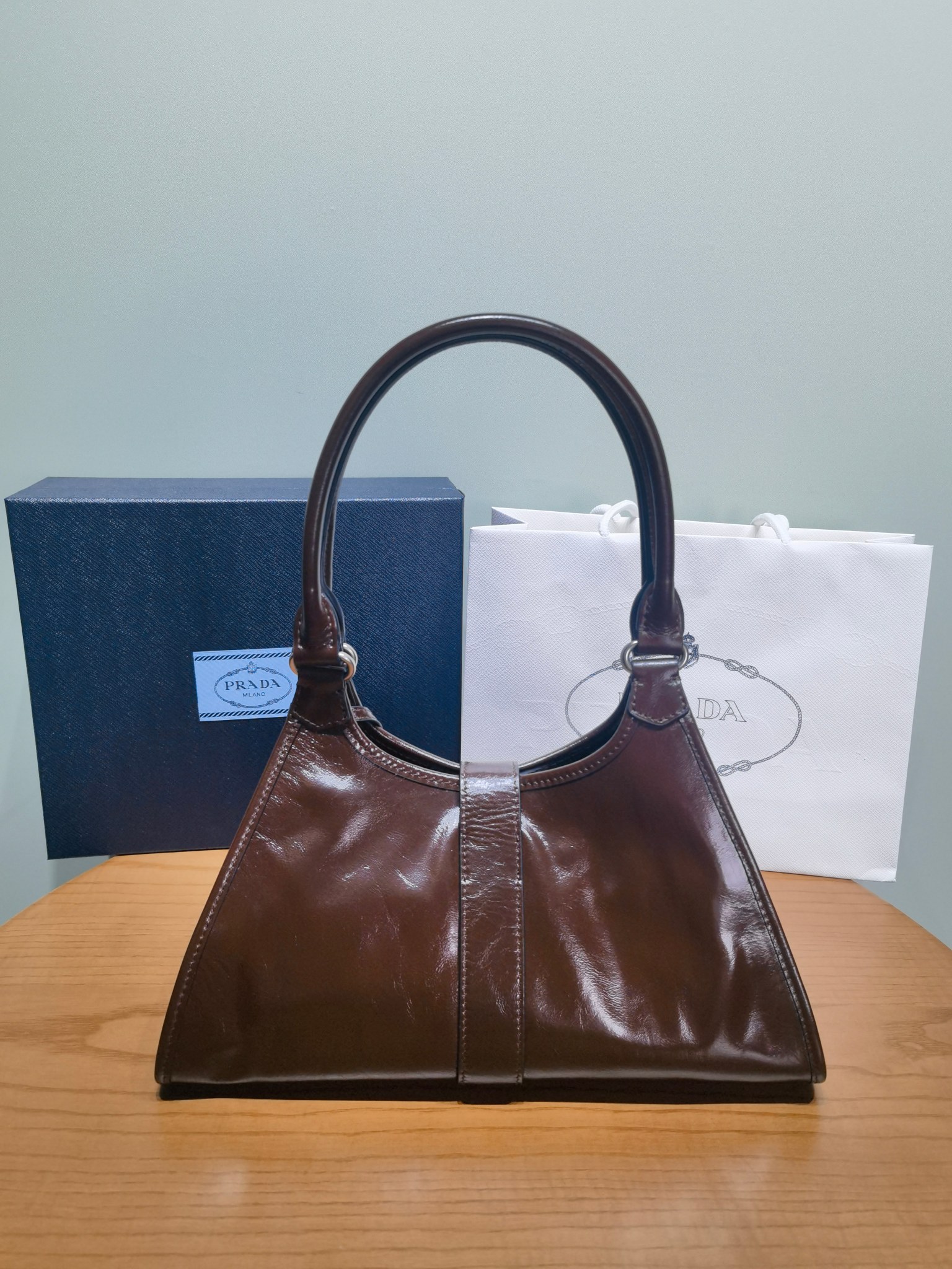 Сумка Prada из оiled leather