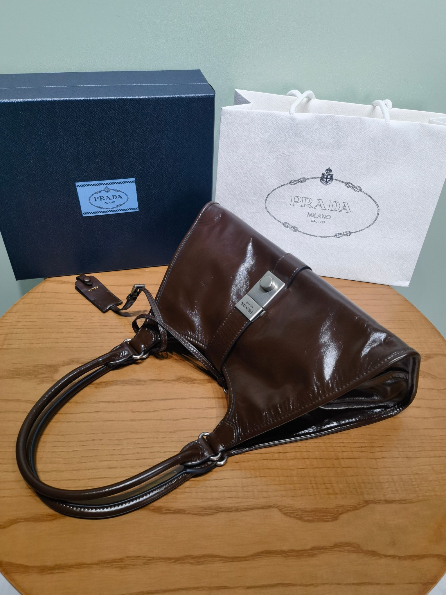 Сумка Prada из оiled leather