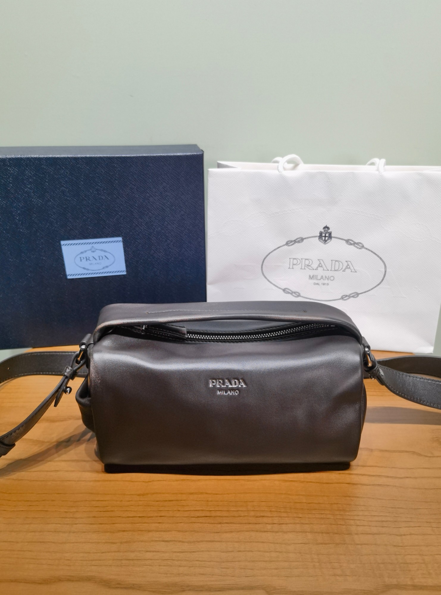 Сумка Prada из тёмно-коричневой кожи