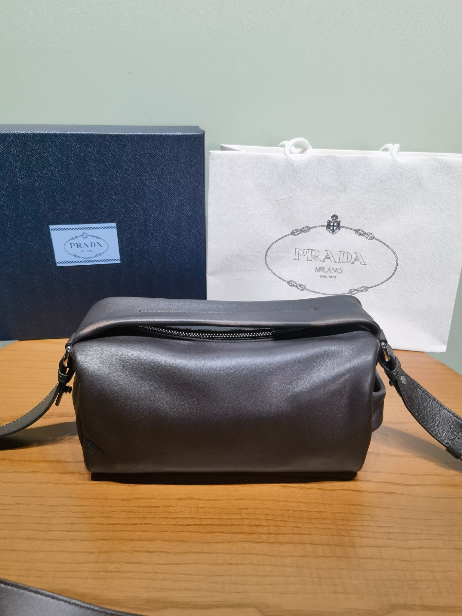 Сумка Prada из тёмно-коричневой кожи