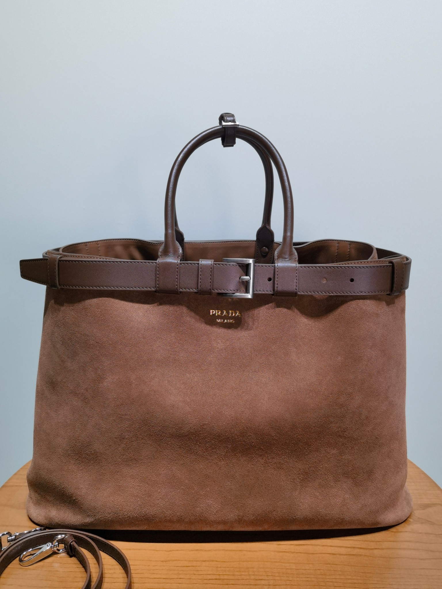 Сумка Prada из замши с пряжкой