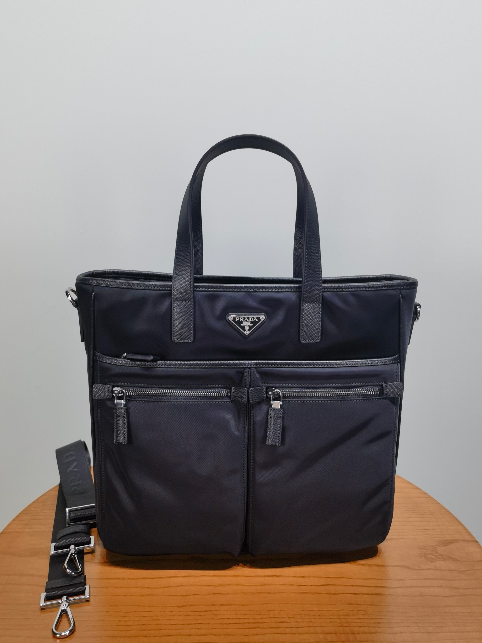 Сумка-тоут Prada Re-Nylon черный, 36x34см