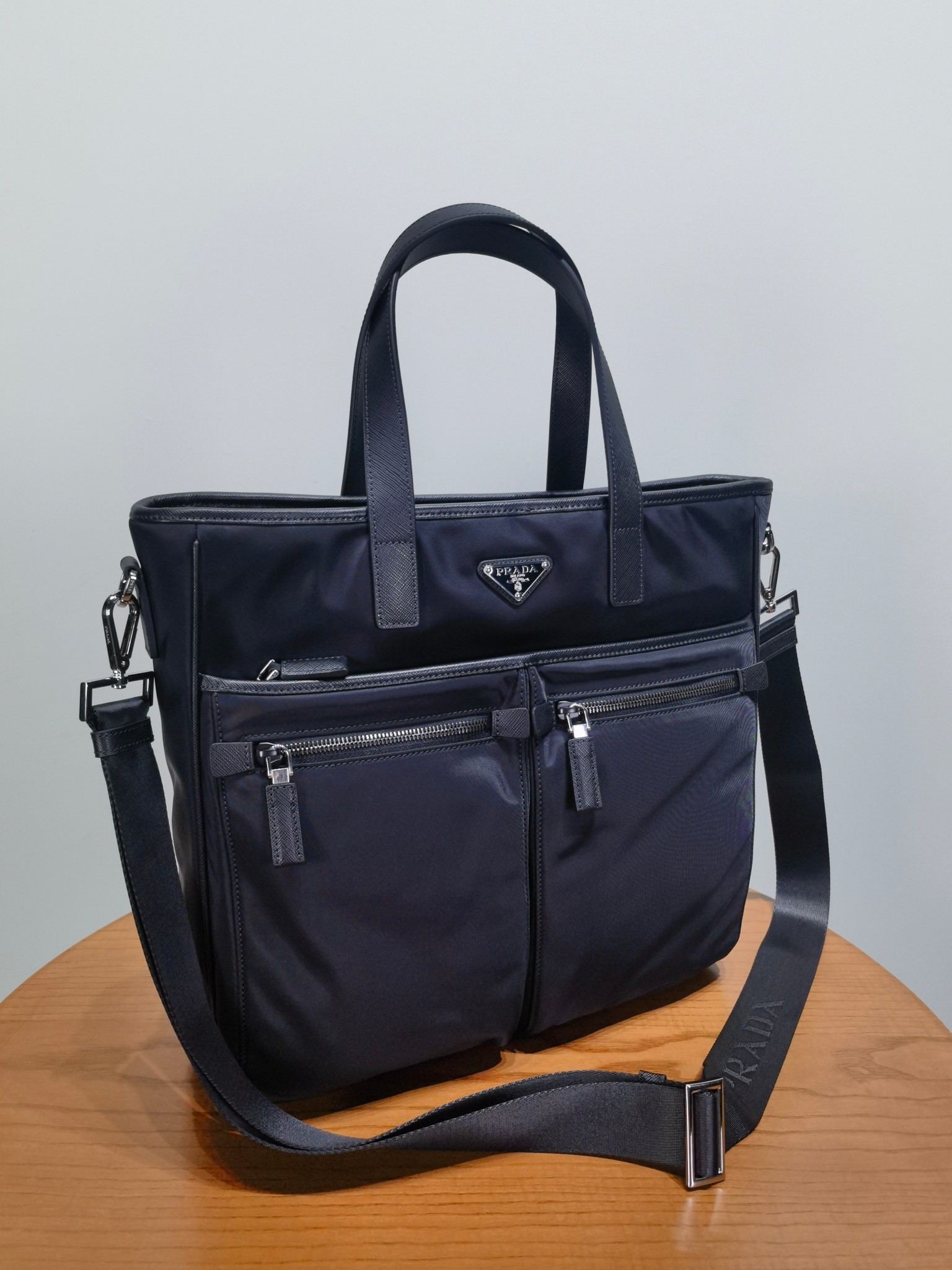 Сумка-тоут Prada Re-Nylon черный, 36x34см