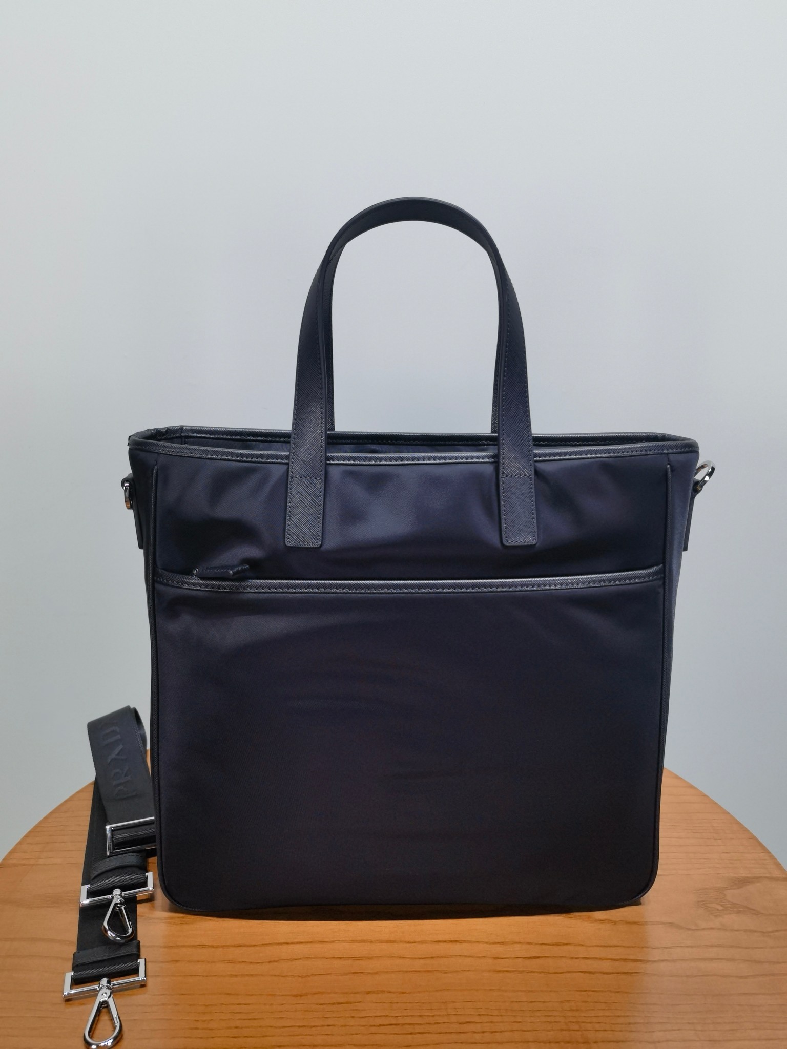 Сумка-тоут Prada Re-Nylon черный, 36x34см