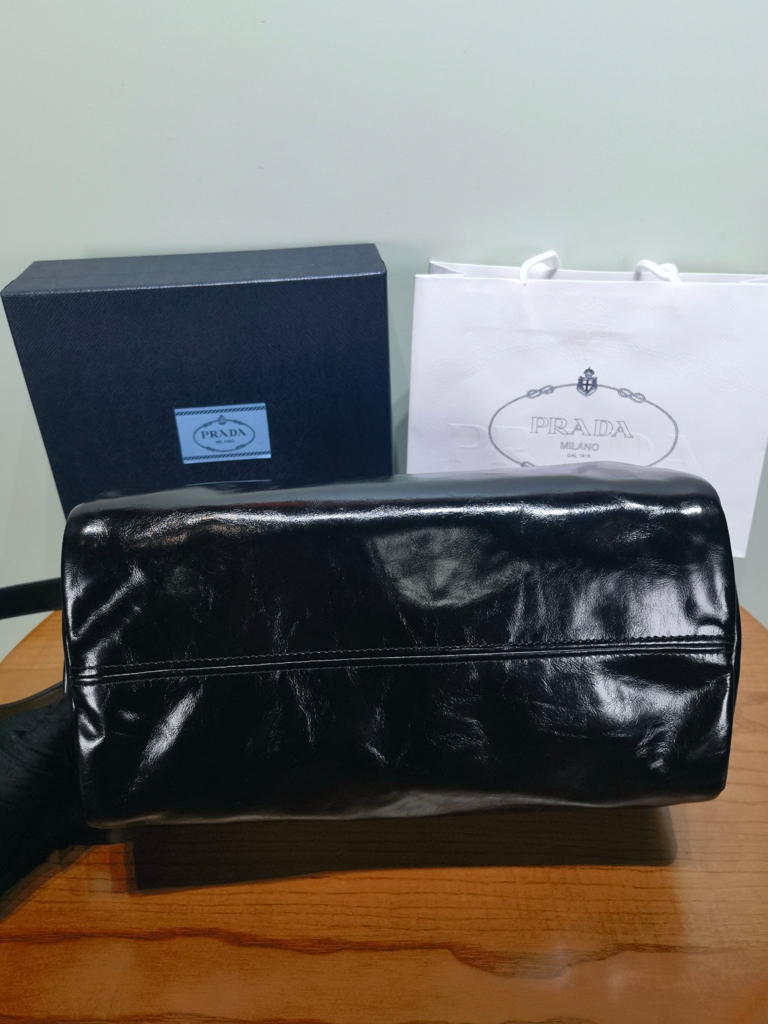 Черная кожаная сумка Prada через плечо