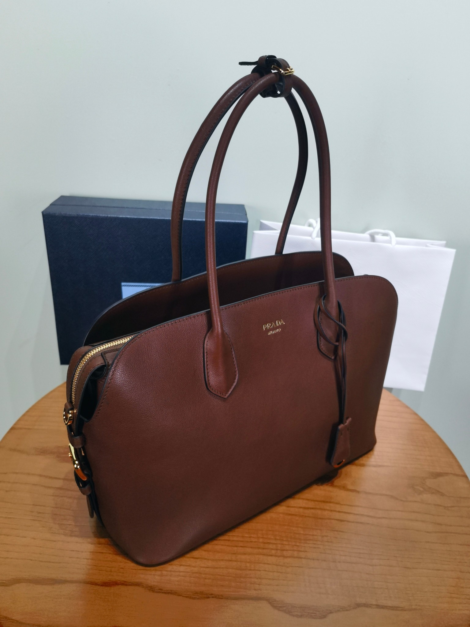 Сумка Prada с длинными ручками