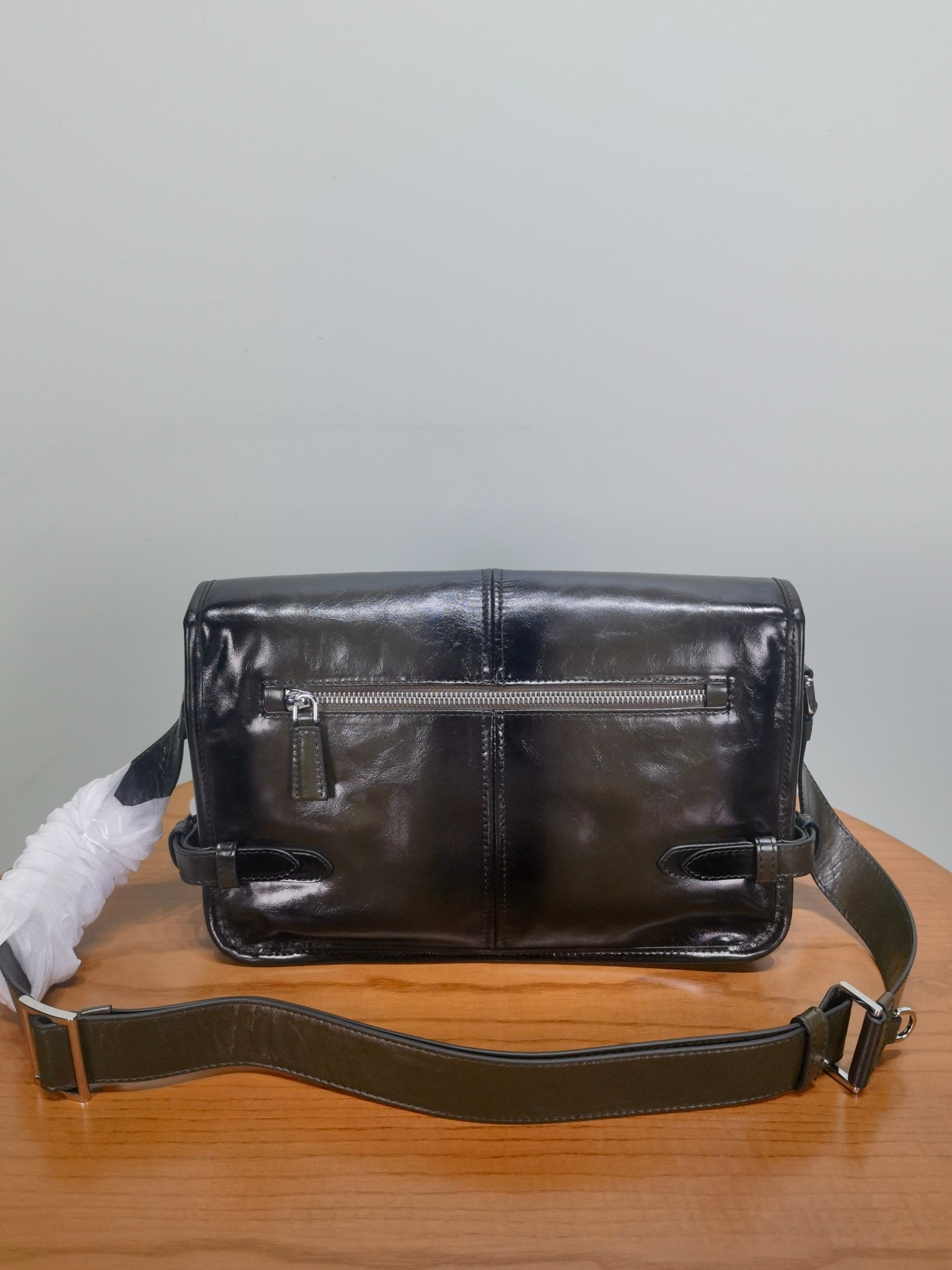 Сумка через плечо Prada из ламинированной кожи