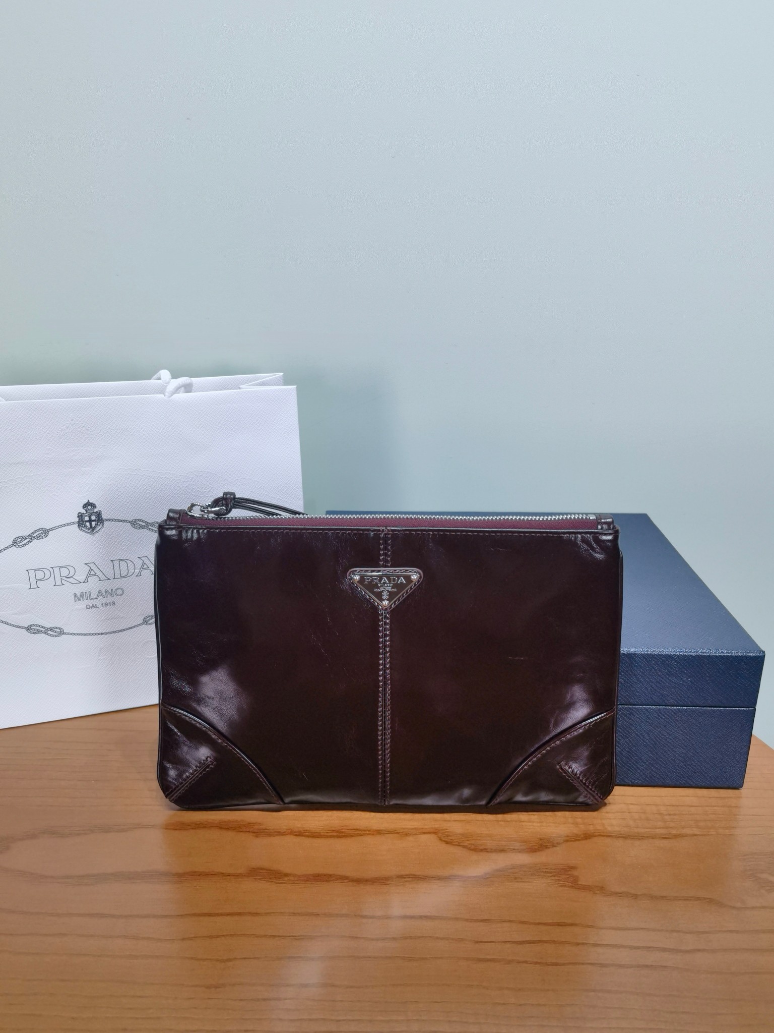 Клатч кожаный винтажный темно-коричневый с треугольным логотипом Prada