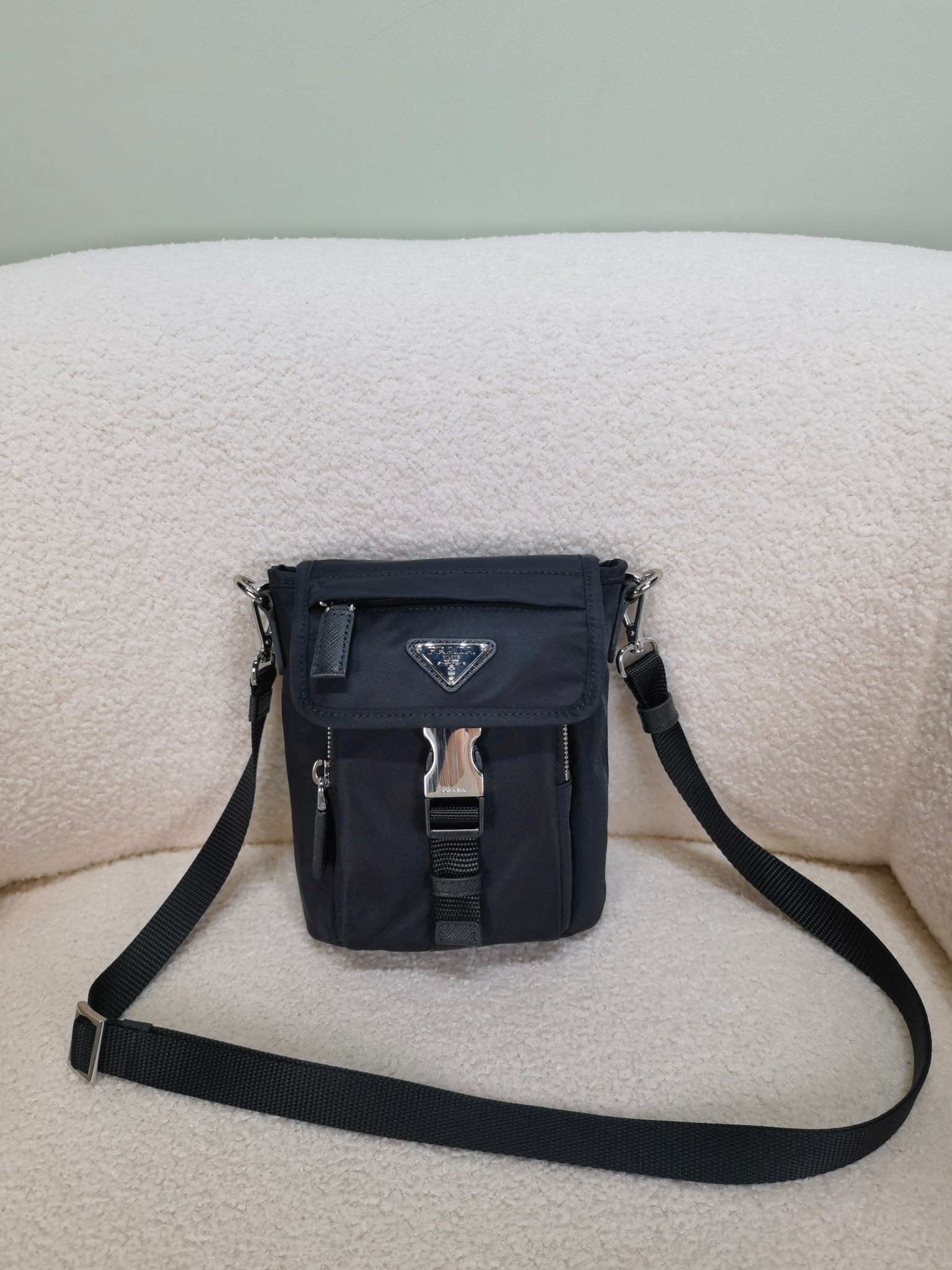 Сумка Prada из регенерированного нейлона