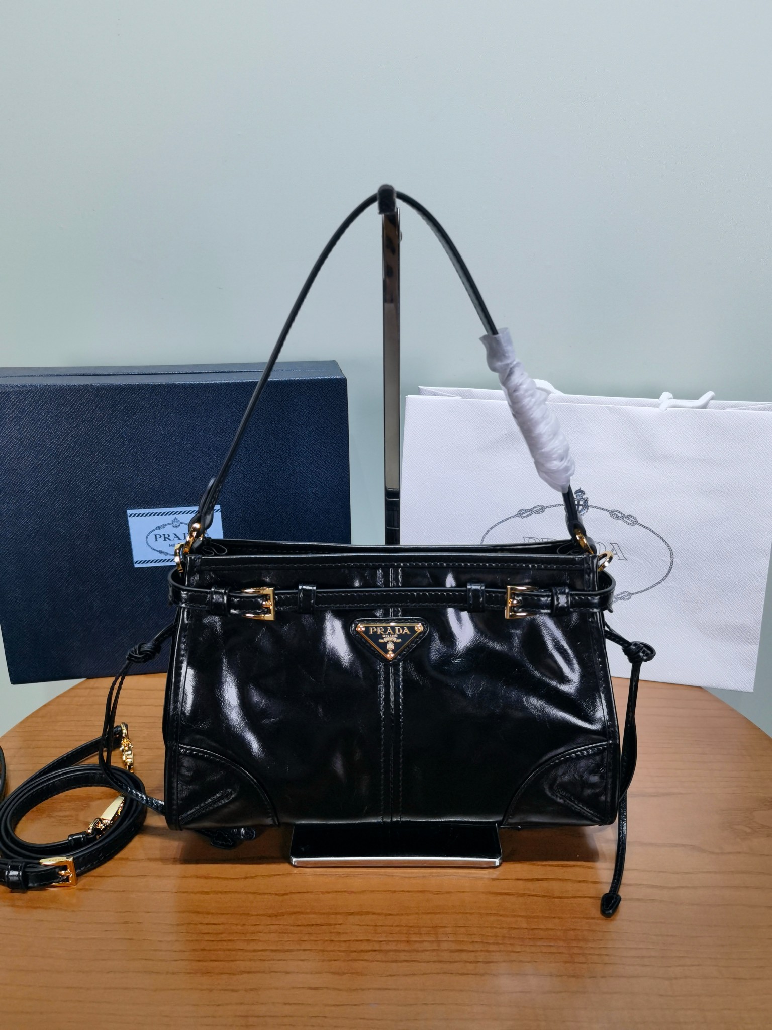 Сумка Prada Bonnie из масляной кожи