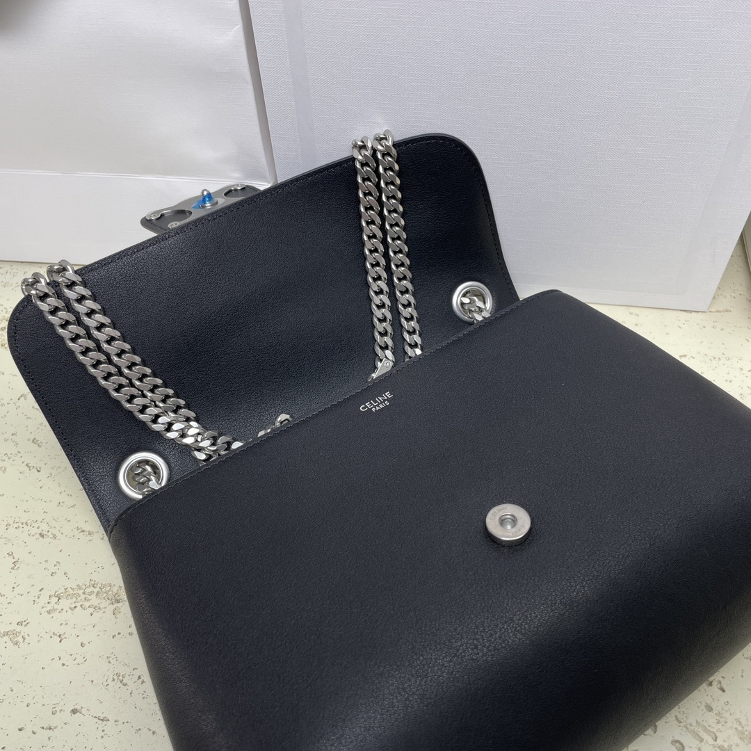 CE2024VICTOIRE夏季女装系列将现代感设计融入标志性柔软皮革TRIOMPHE金属标识传递品牌经