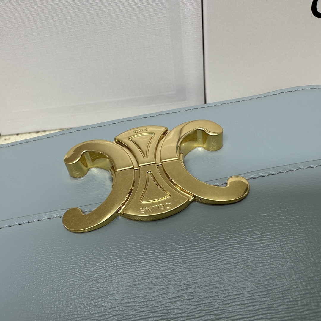 TEENTRIOMPHE小牛皮手袋这款采用缎面小牛皮制成的TRIOMPHE小号手袋配有一条可调节的真皮肩