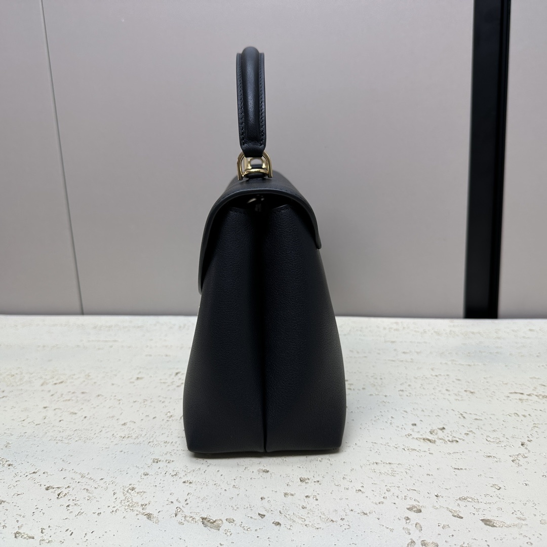 NINO中号柔软牛皮革手袋10X7X4英寸25X17.5X10厘米牛皮革羊皮革衬里金色饰面手提肩背和斜挎