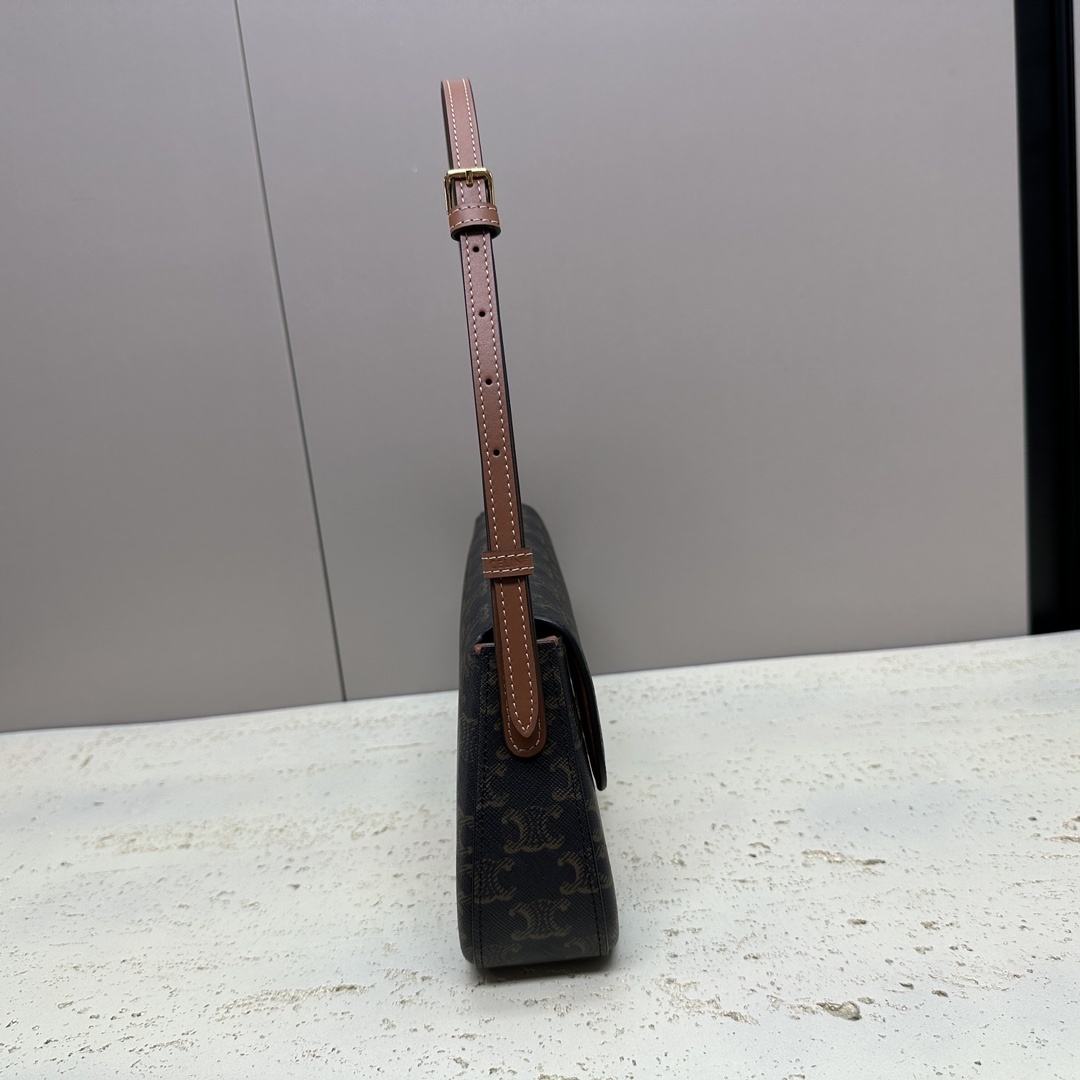 NEW1LOLA法棍手袋简洁而优美延续Triomphe肩背包的修长法棍包廓形亮点是包底设计成浪漫的弧形线