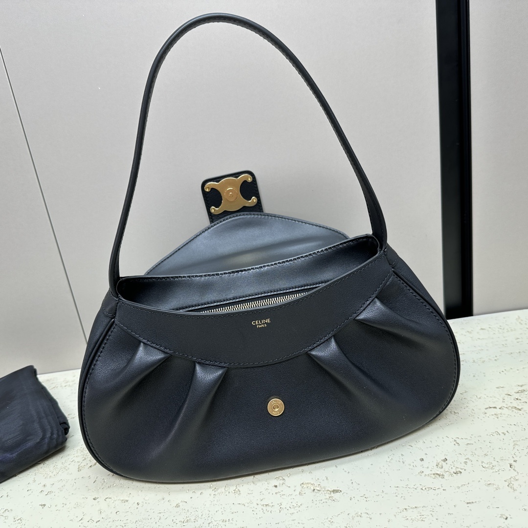 春夏新款凯旋门Polly腋下包自带高级风的哇随手拎着就能展现出无与伦比的时髦气质啦搭配上凯旋门大金扣奢华