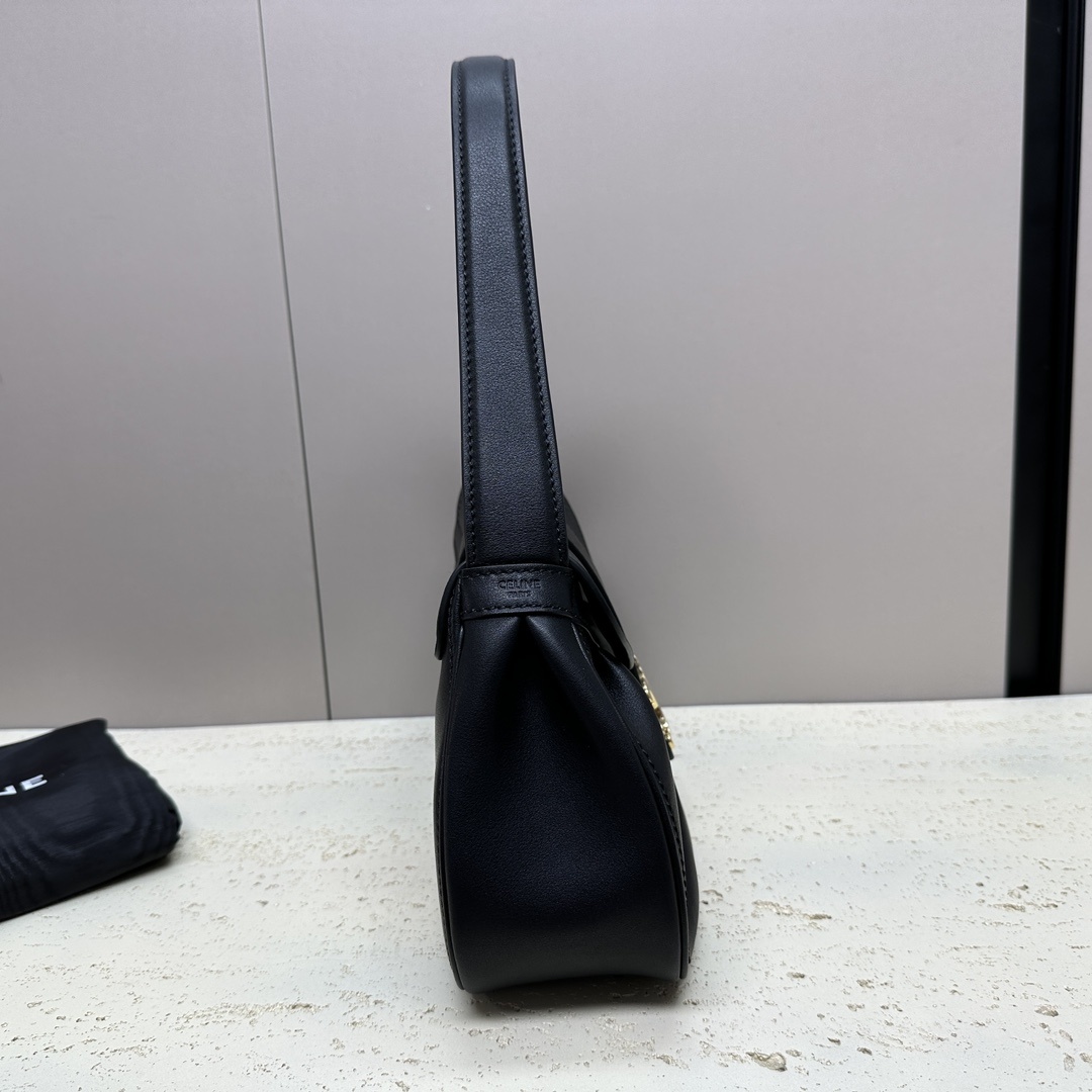 春夏新款凯旋门Polly腋下包自带高级风的哇随手拎着就能展现出无与伦比的时髦气质啦搭配上凯旋门大金扣奢华