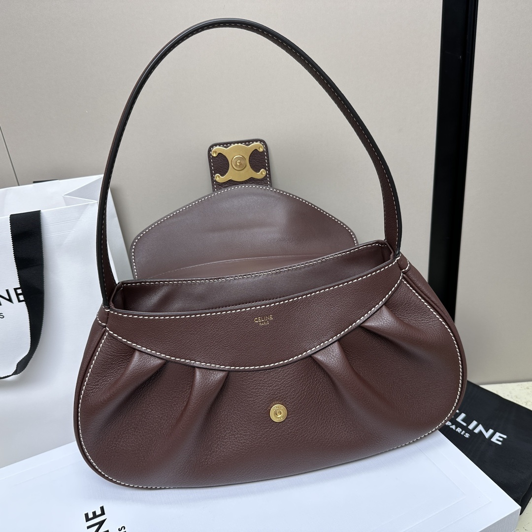 春夏新款凯旋门Polly腋下包自带高级风的哇随手拎着就能展现出无与伦比的时髦气质啦搭配上凯旋门大金扣奢华